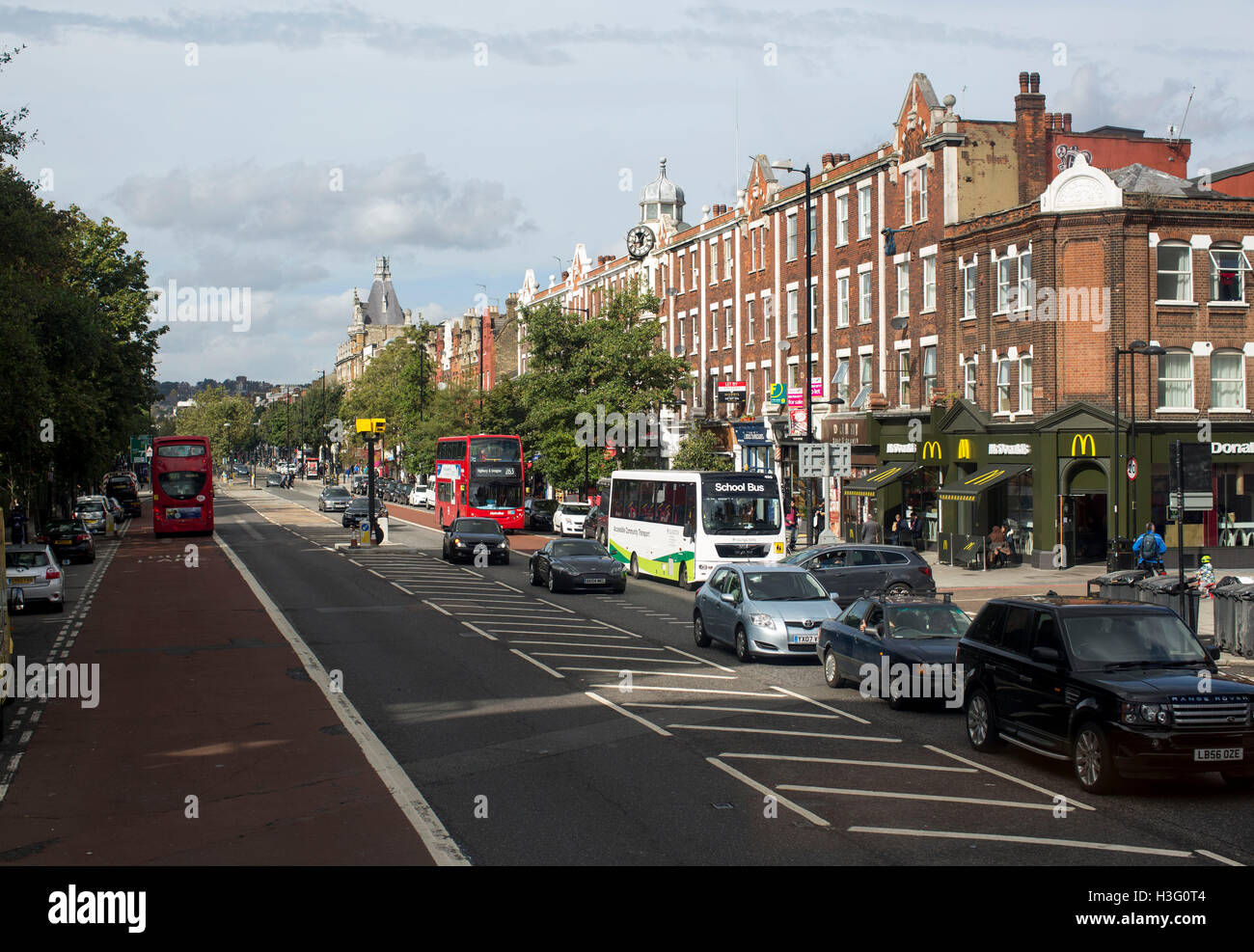 Holloway Road Traffic Busspur Stockfoto