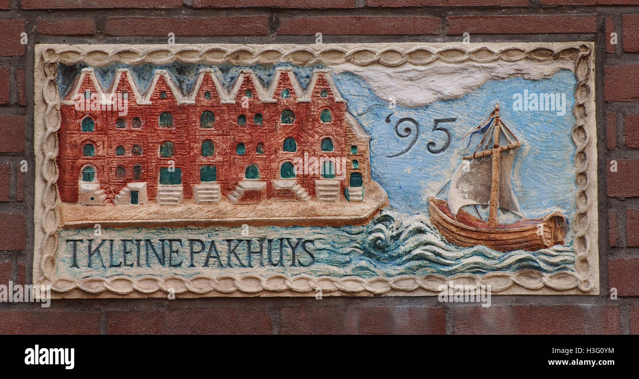 Dieses architektonische Merkmal, das sich in der Willemsstraat 29 befindet, ist ein Gevelsteen, eine traditionelle Steinschnitzerei, die typisch für die niederländische Architektur ist. Der Stein ist als „T kleine Pakhuys“ bekannt und spiegelt die historische Bedeutung und das einzigartige kulturelle Erbe des Gebäudes wider. Stockfoto