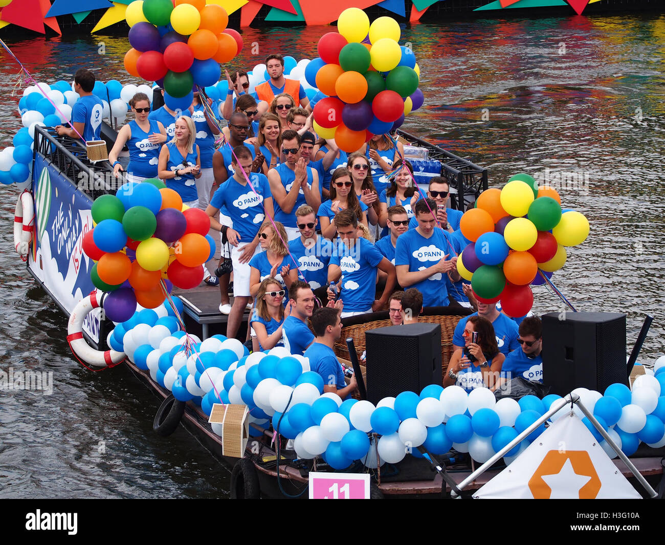 Dieses Bild von der Pride Canal Parade 2016 in Amsterdam fängt die Lebendigkeit und Inklusivität der LGBTQ+ Feier ein. Die Parade bietet farbenfrohe Boote, verschiedene Teilnehmer und fröhliche Feiern, die den Geist der Gleichheit und Akzeptanz in der modernen Gesellschaft widerspiegeln. Stockfoto