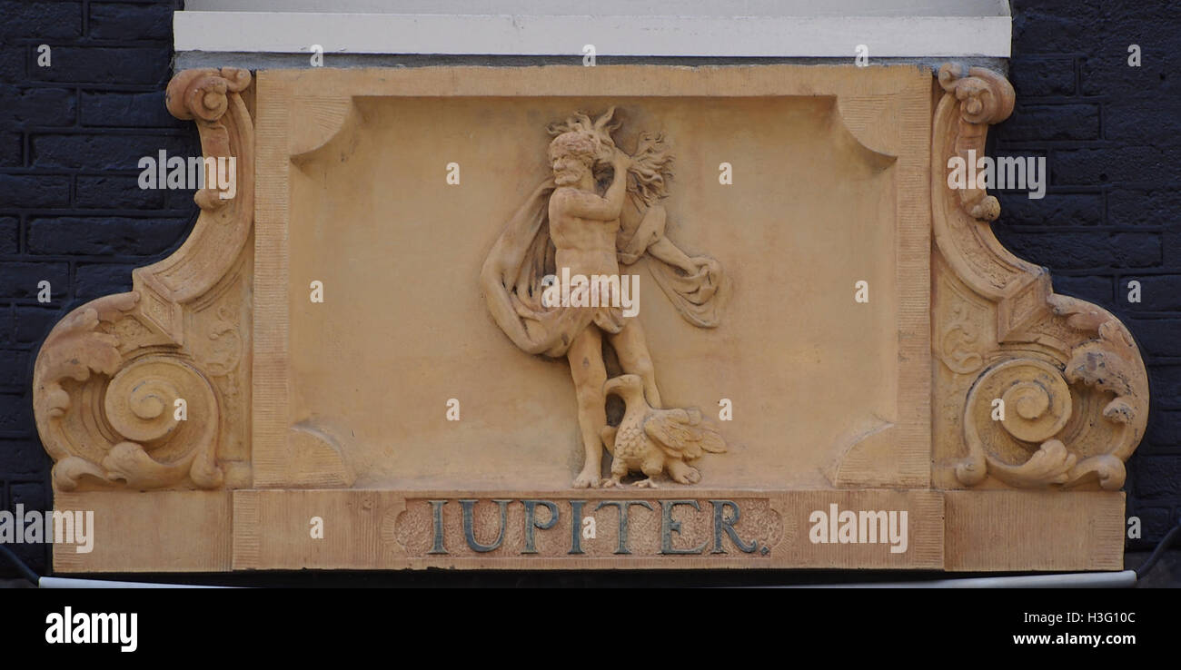 Das Gevelsteen in Haarlemmerdijk 33 zeigt eine komplizierte Steinschnitzerei des römischen Gottes Jupiter in Amsterdam. Dieses historische Merkmal ist Teil des architektonischen Erbes der Stadt und zeigt die Handwerkskunst der Stadt und die kulturellen Verbindungen zur klassischen Mythologie. Stockfoto