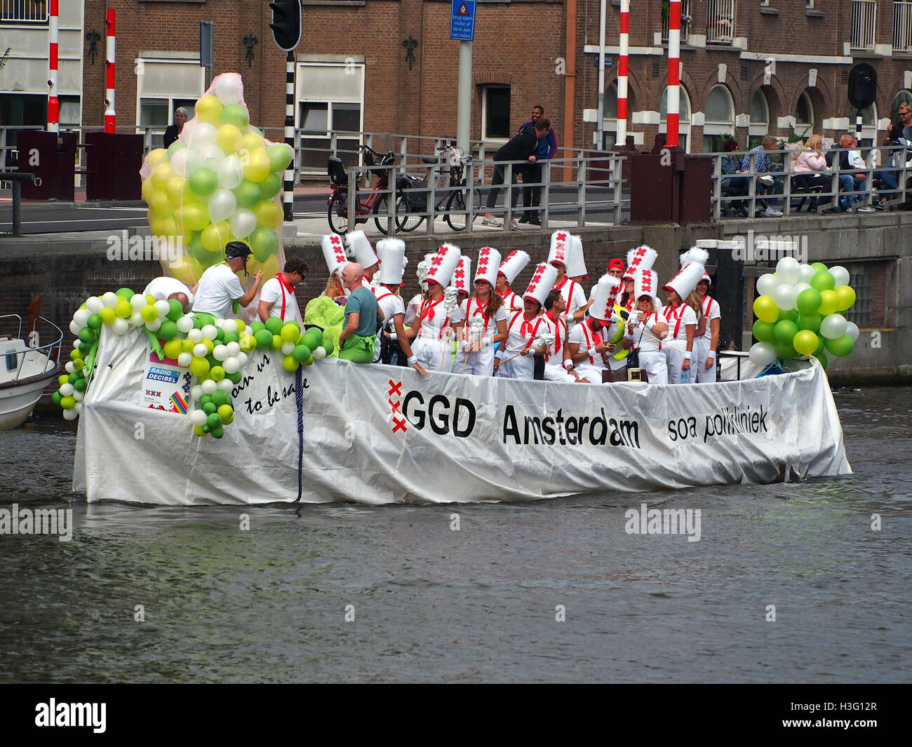 Die Pride Canal Parade 2016 in Amsterdam war eine farbenfrohe Prozession von Booten entlang der historischen Kanäle der Stadt. Die Veranstaltung feierte den Stolz der LGBTQ+ und zeigte künstlerische und politische Aussagen. Zu den Teilnehmern gehörten Einzelpersonen, Organisationen und Aktivisten, die alle ihre Unterstützung für Gleichheit und Vielfalt zum Ausdruck brachten. Die Parade ist eine der größten LGBTQ+-Veranstaltungen in Europa und zieht jedes Jahr Zehntausende Zuschauer an. Stockfoto