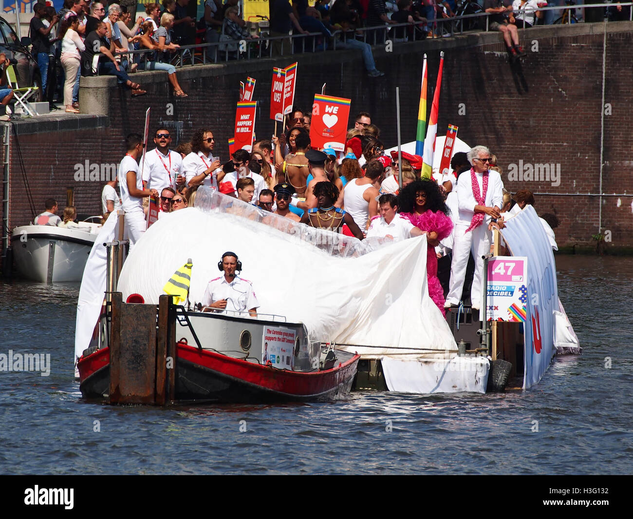 Die Pride Canal Parade 2016 fängt die lebhafte Feier der LGBTQ+ Rechte und Gleichberechtigung ein und zeigt die farbenfrohe und inklusiv ausgerichtete Atmosphäre der Veranstaltung in Amsterdam. Stockfoto