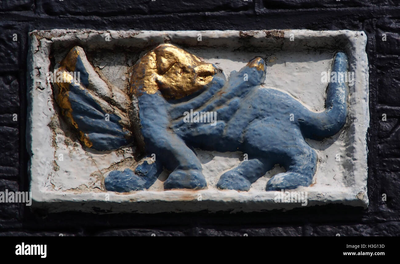 Dieses architektonische Merkmal befindet sich in der Brouwersgracht 220 in Amsterdam und zeigt eine dekorative Fassade mit einem geflügelten Tiermotiv. Das Design ist typisch für Amsterdams reiches architektonisches Erbe aus dem 17. Jahrhundert. Stockfoto