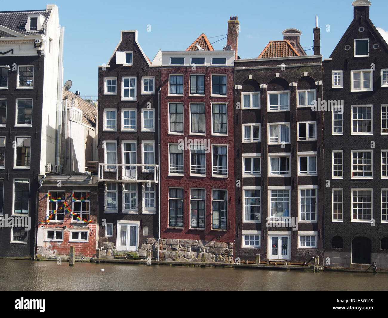 Der Damrak ist eine Hauptstraße in Amsterdam, die für ihre kulturelle und kommerzielle Bedeutung bekannt ist. Dieses Bild fängt die dynamische Atmosphäre der Straße ein und hebt die Architektur und das geschäftige Stadtleben hervor. Stockfoto