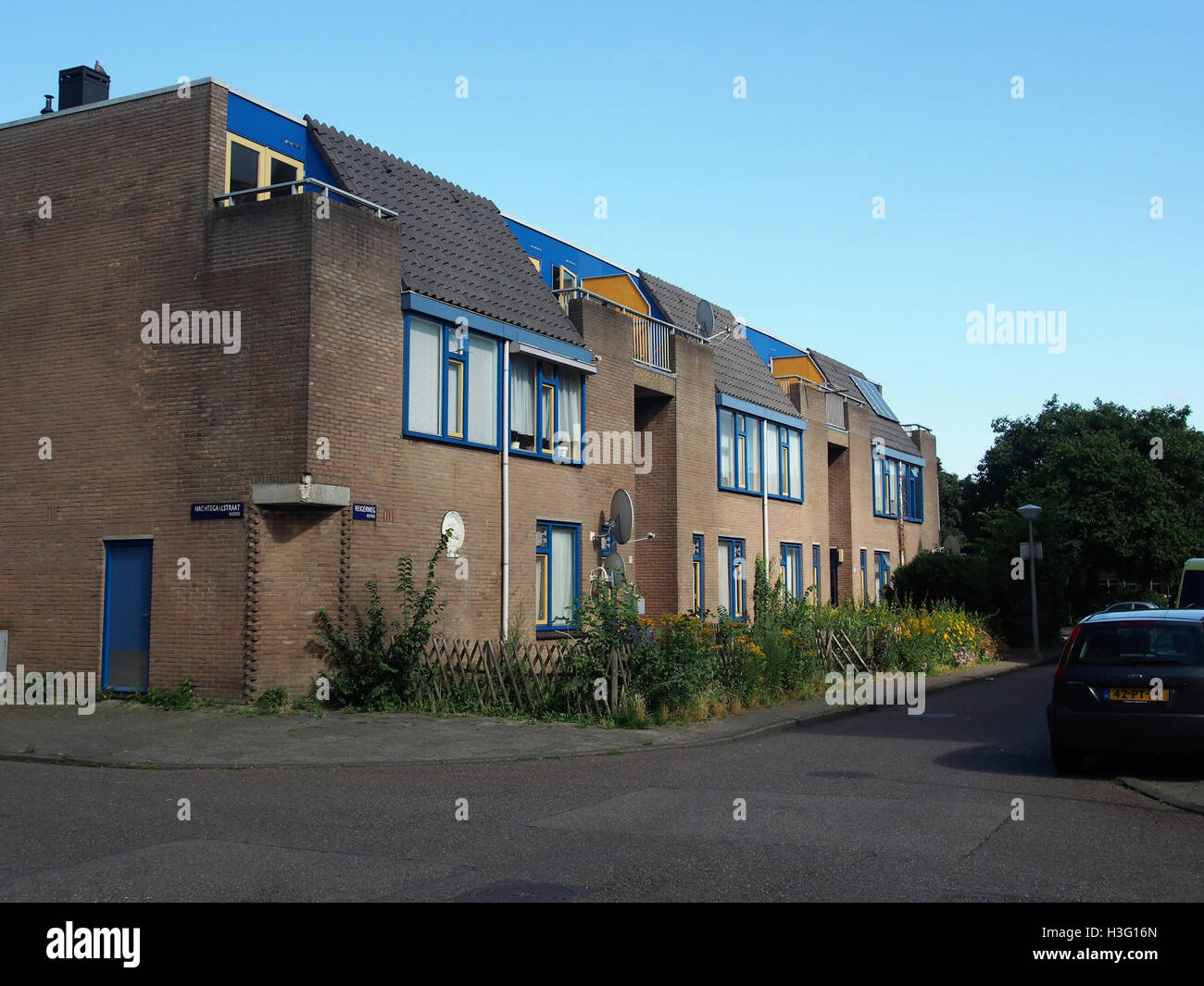 Dieses Foto zeigt die Kreuzung von Nachtegaalstraat und Reigerweg in einem ruhigen Stadtviertel. Die Gegend ist geprägt von Wohngebäuden und von Bäumen gesäumten Straßen, die einen friedlichen Aspekt des Vorstadtlebens widerspiegeln. Stockfoto