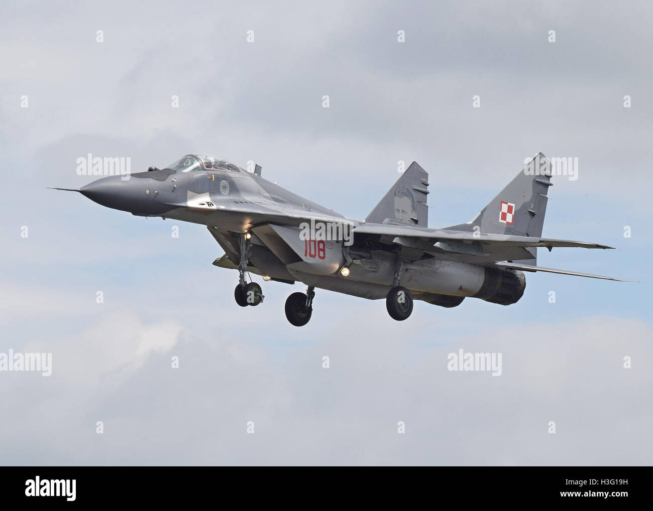 Die polnische Luftwaffe MiG-29 (Code 108) trifft am 7. Juli 2016 auf dem Luftwaffenstützpunkt Fairford zu einer militärischen Demonstration ein. Die MiG-29 ist ein vielseitiger Mehrzweck-Kampfflugzeuge, der vom polnischen Militär sowohl für Luftangriffe als auch für Bodenangriffsmissionen eingesetzt wird. Stockfoto