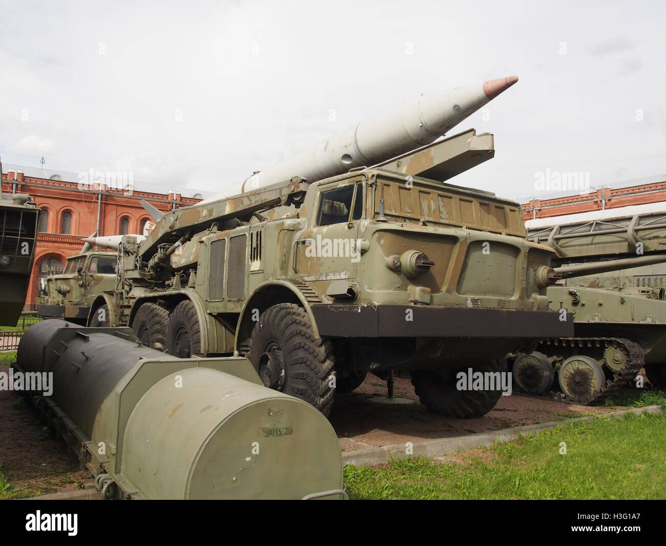 Das Raketensystem 9P113 TEL 9K52 Luna-M wird im Artilleriemuseum in Sankt Petersburg ausgestellt. Dieses mobile Raketensystem wurde von der Sowjetunion während der Ära des Kalten Krieges eingesetzt. Stockfoto