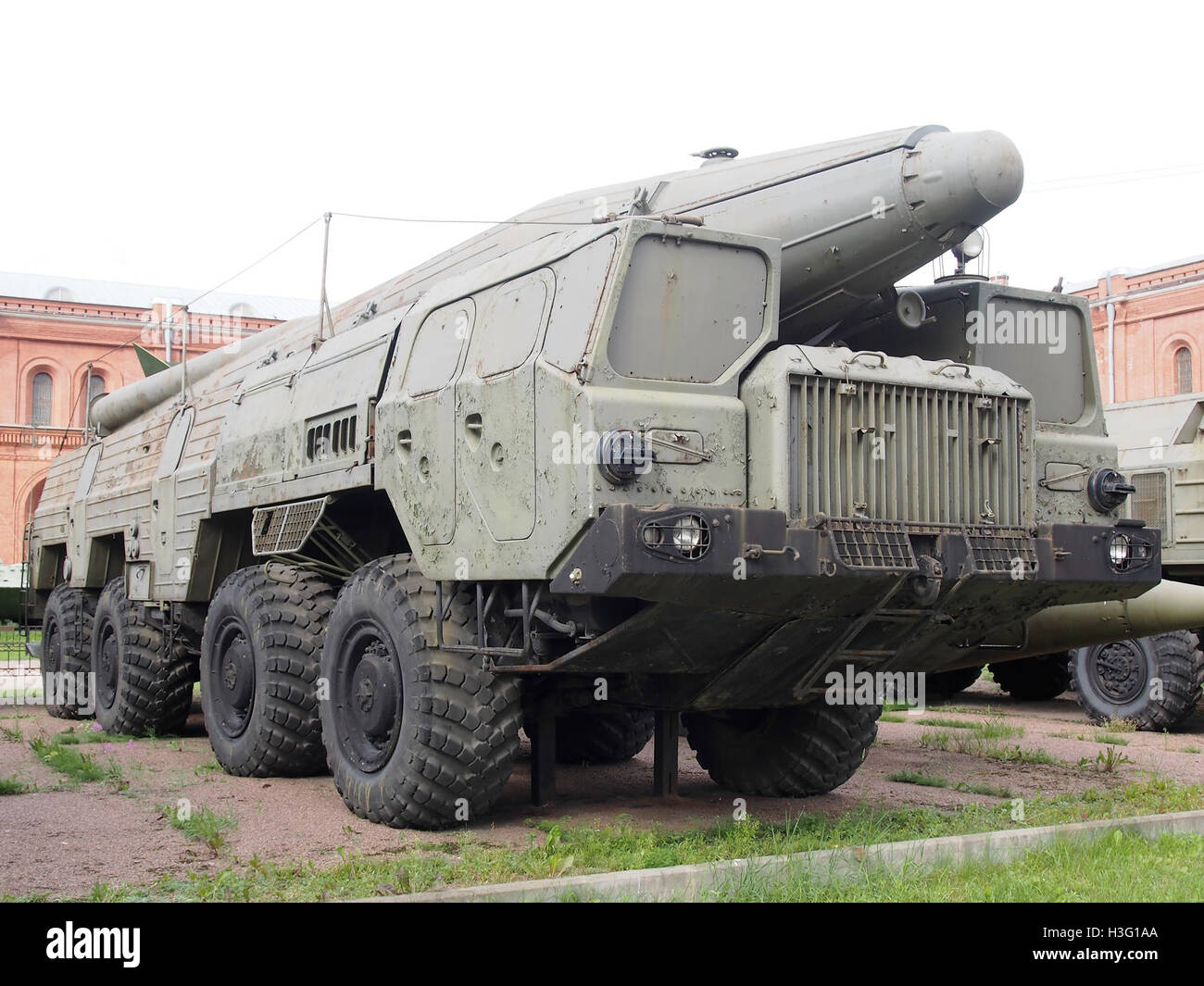 Das Raketensystem 9P120 TEL 9K76 Temp-S, das im Artilleriemuseum in Sankt Petersburg ausgestellt wird, ist ein sowjetisches Waffensystem. Diese mobile Startplattform wurde zum Abfeuern von Lenkraketen verwendet und ist ein Schlüsselbeispiel für militärische Technologie während der Zeit des Kalten Krieges. Stockfoto