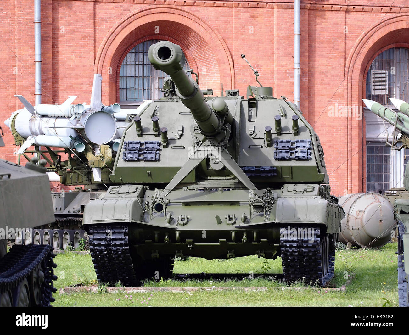 Die selbstfahrende Haubitze 2S19 MSTA-S ist im Artilleriemuseum in Sankt Petersburg ausgestellt und zeigt ihre militärische Bedeutung und Rolle in Artilleriesystemen. Stockfoto