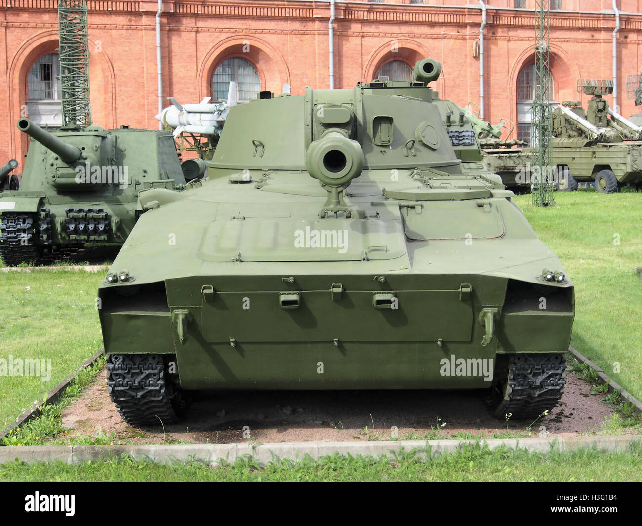 Die 2S1 Gwozdika ist eine sowjetische selbstfahrende Haubitze, die im Artilleriemuseum in Sankt Petersburg ausgestellt wird. Dieses Militärfahrzeug ist für seine Rolle bei Artillerieoperationen während der Ära des Kalten Krieges bekannt. Stockfoto