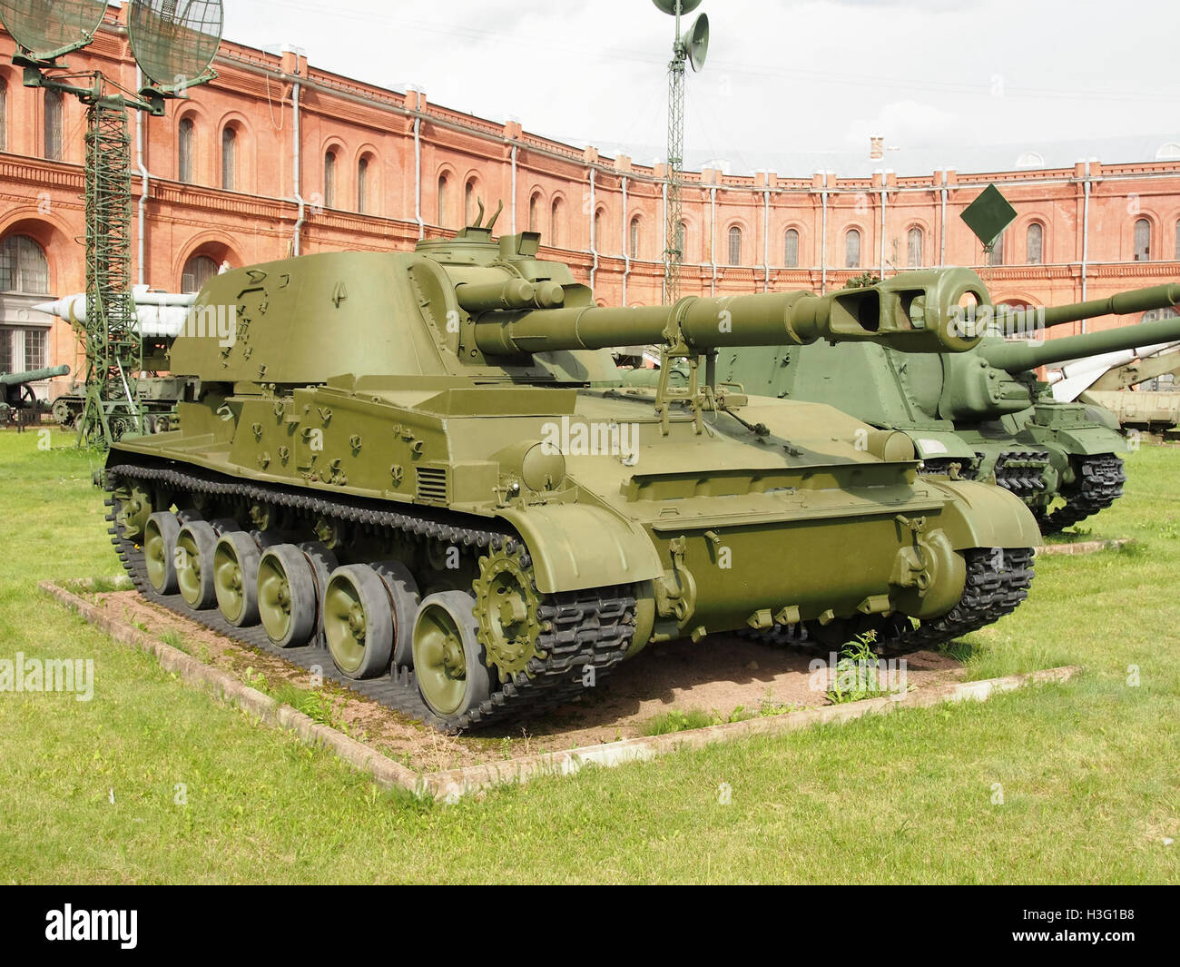 Das Bild zeigt eine Militärausstellung im Artillerie-Museum in Sankt Petersburg mit einer selbstfahrenden Haubitze 2S1 Gwozdika. Diese Artillerie aus der Sowjetzeit spiegelt die technologischen Fortschritte der Zeit des Kalten Krieges wider. Stockfoto