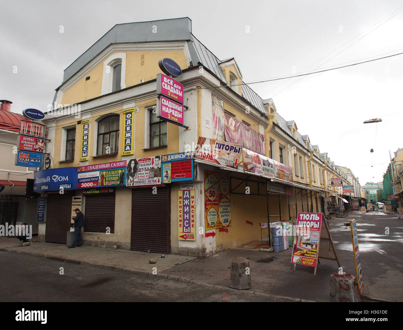 Der „Apraksin Dvor“ oder „Aprashka“ ist ein historisches Marktgebiet in St. Petersburg, Russland. Das Bild zeigt den Marktplatz in einer Zeit bedeutender Handels- und Stadtentwicklung und unterstreicht seine historische Bedeutung für die Wirtschaft der Stadt. Stockfoto