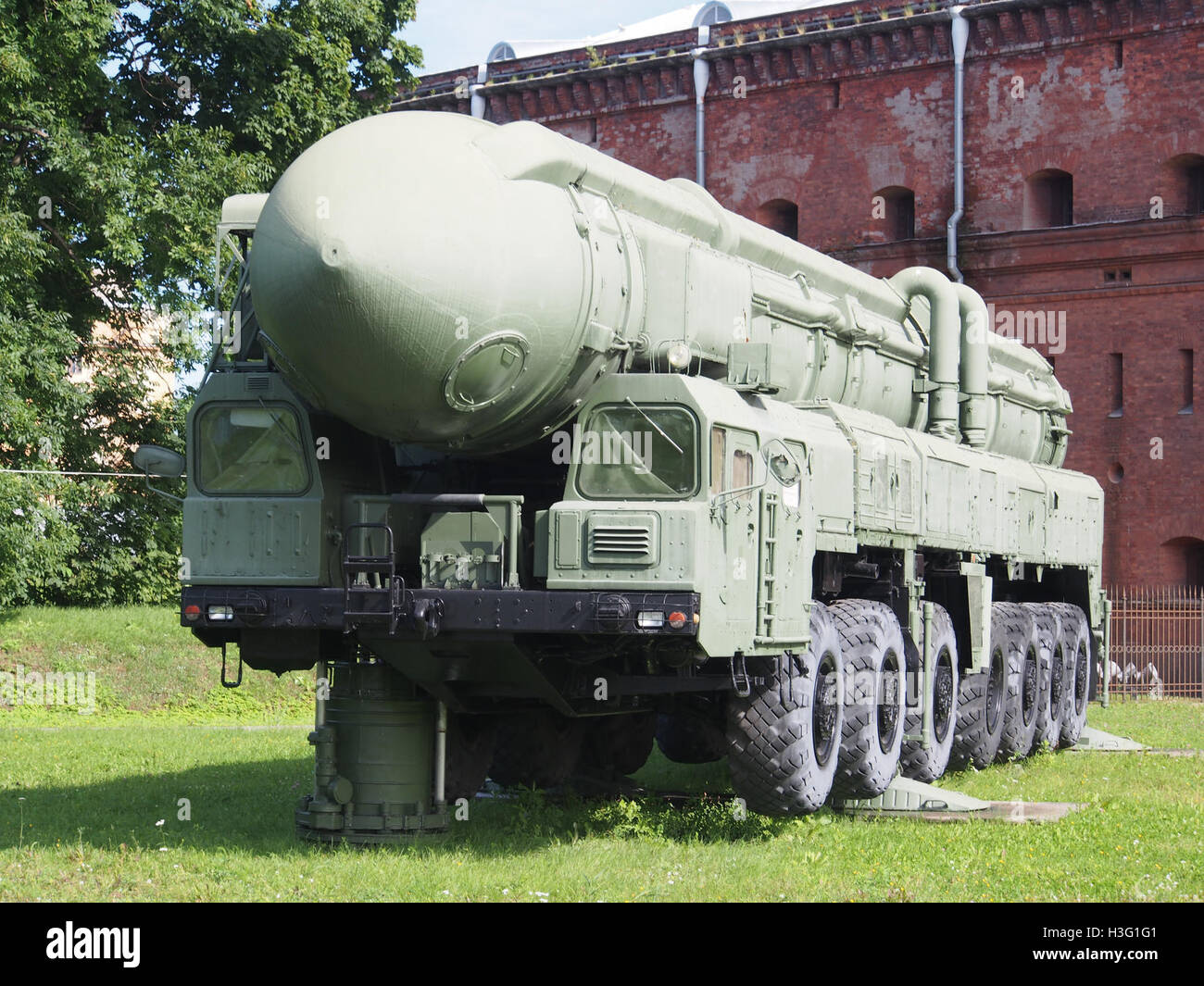 Dieses Bild zeigt die Topol ICBM, eine russische interkontinentale ballistische Rakete, die im Artilleriemuseum in Sankt Petersburg ausgestellt wird und einen Einblick in die Militärgeschichte und die Raketentechnologie bietet. Stockfoto