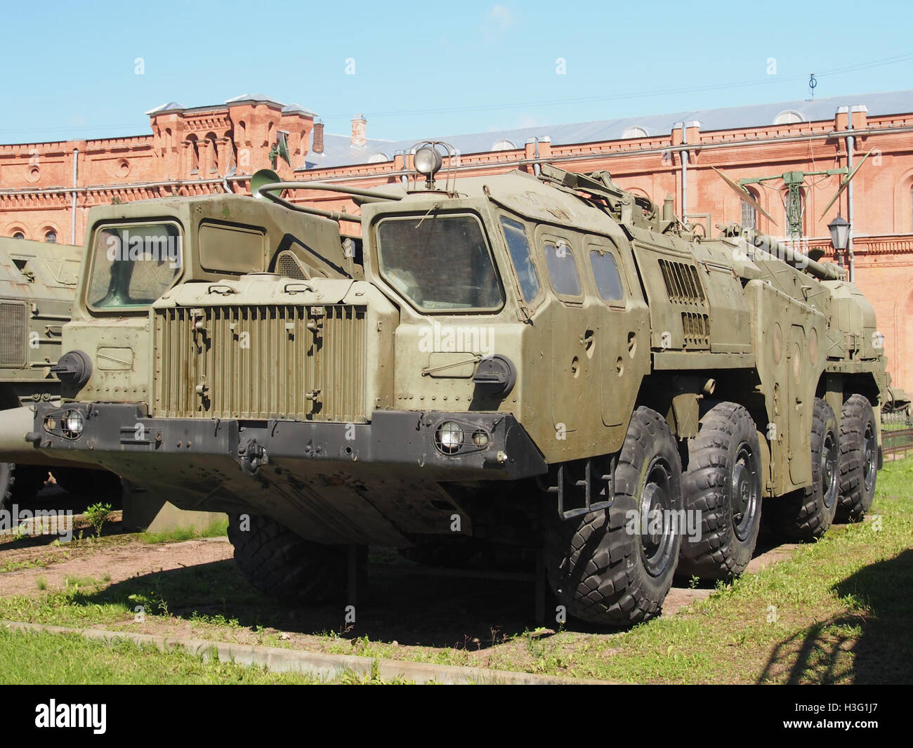 Ein Foto des Raketensystems 9P117 TEL 9K72 Elbrus, ausgestellt im Artilleriemuseum in Sankt Petersburg. Das System stellt eine bedeutende Raketentechnologie aus der Zeit des Kalten Krieges dar, die von der Sowjetunion eingesetzt wurde. Stockfoto
