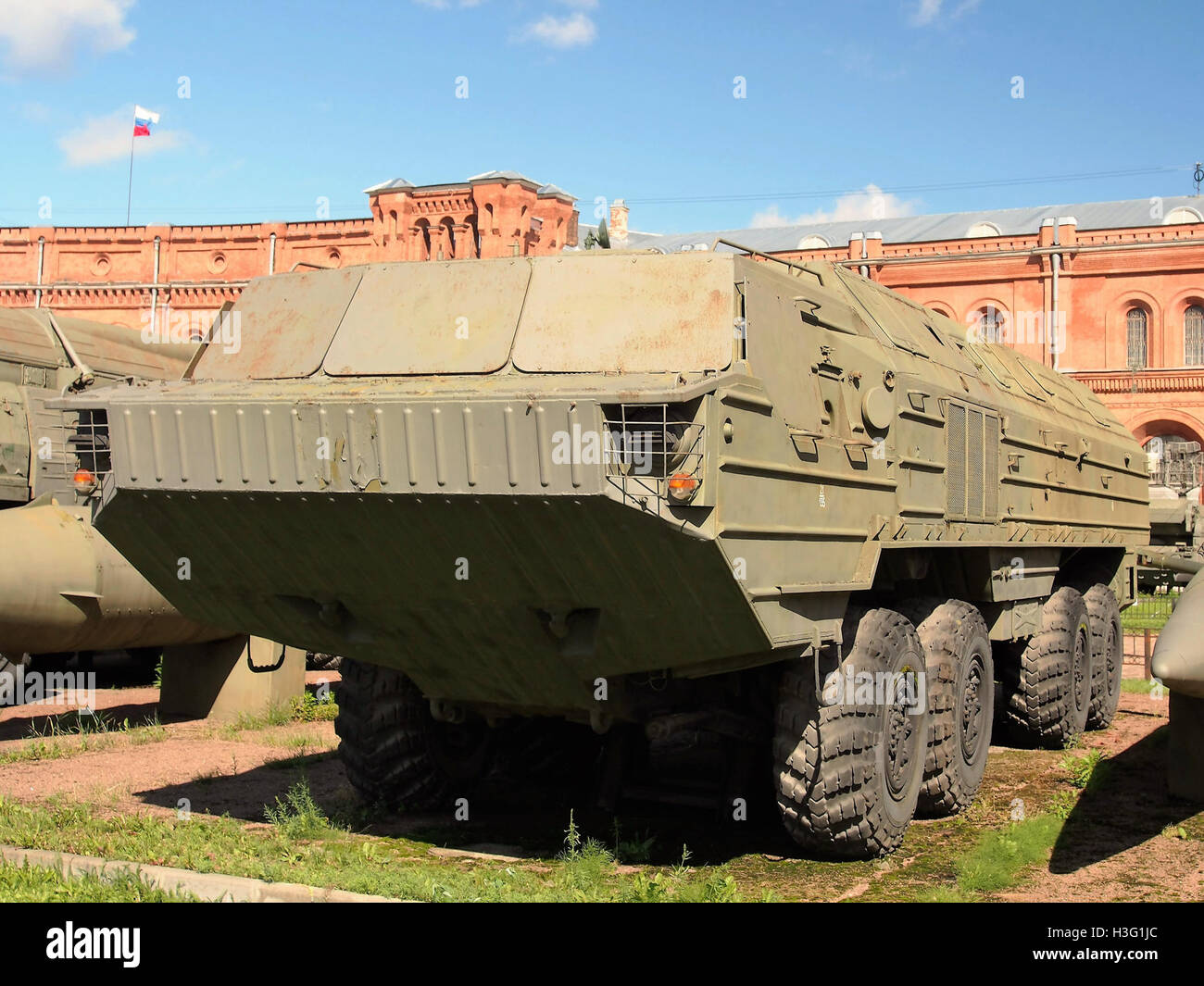 Das Raketensystem 9P71 TEL 9K714 Oka, das im Artilleriemuseum in Sankt Petersburg ausgestellt wird, ist ein mobiles ballistisches Kurzstreckenraketensystem, das von der Sowjetunion entwickelt wurde. Dieses mächtige System war Teil des militärischen Arsenals während des Kalten Krieges. Stockfoto