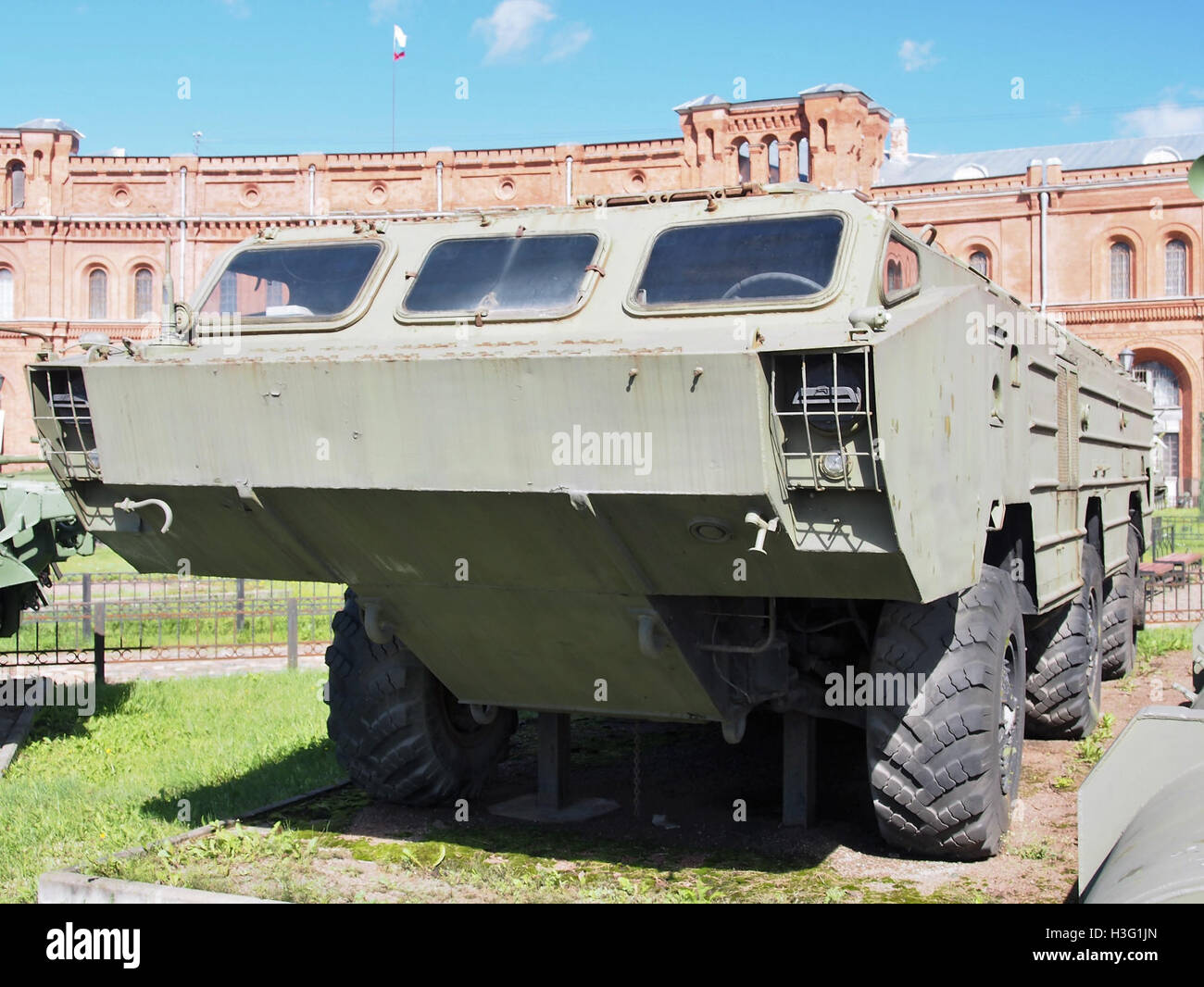 Dieses Bild zeigt das Raketensystem 2P129 TEL 9K79 Tochka, das im Artilleriemuseum in Sankt Petersburg ausgestellt ist. Das von der Sowjetunion entwickelte Tochka-Raketensystem ist ein taktischer ballistischer Raketenwerfer, der für Präzisionsangriffe auf kurze Entfernungen entwickelt wurde. Stockfoto