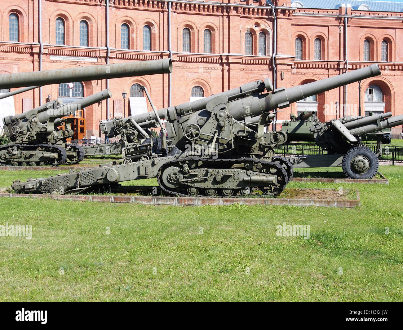 Das 152-mm-Geschütz M1935 (br-2), das im Artilleriemuseum in Sankt Petersburg ausgestellt wird, ist eine historische Artillerie, die von der Sowjetunion verwendet wurde. Die Konstruktion und die militärische Bedeutung der Waffe werden in dieser Anzeige hervorgehoben. Stockfoto
