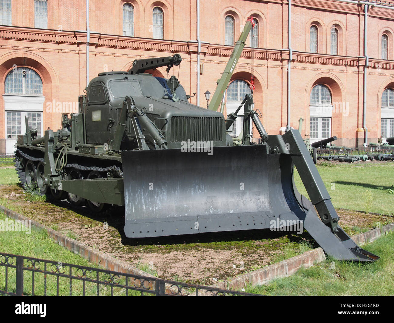 Das BAT-M, ein sowjetisches Artilleriefahrzeug, wird im Artilleriemuseum in Sankt Petersburg ausgestellt. Dieses gepanzerte Fahrzeug ist Teil der Militärgeschichte und zeigt sowjetische Technik und Artillerietechnik. Stockfoto