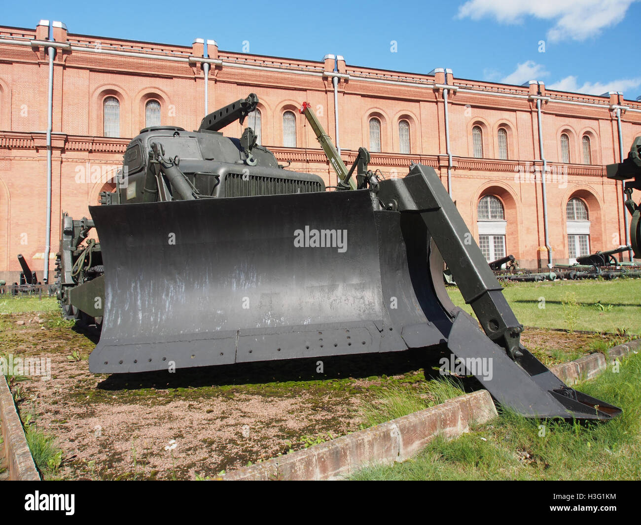 Der BAT-M ist ein russisches Panzerfahrzeug, das im Artillerie-Museum in Sankt Petersburg ausgestellt ist. Bekannt für seine Vielseitigkeit, wird es für den Transport schwerer Artillerie und militärischer Ausrüstung in schwierigem Gelände verwendet. Stockfoto
