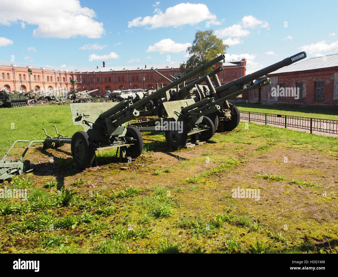 Die 57 mm Panzerabwehrkanone M1943 (ZIS-2) war eine sowjetische Waffe, die während des Zweiten Weltkriegs eingeführt wurde. Der ZIS-2 wurde schließlich durch den leistungsfähigeren ZIS-3 ersetzt, spielte aber eine entscheidende Rolle bei frühen Panzerabwehroperationen. Stockfoto