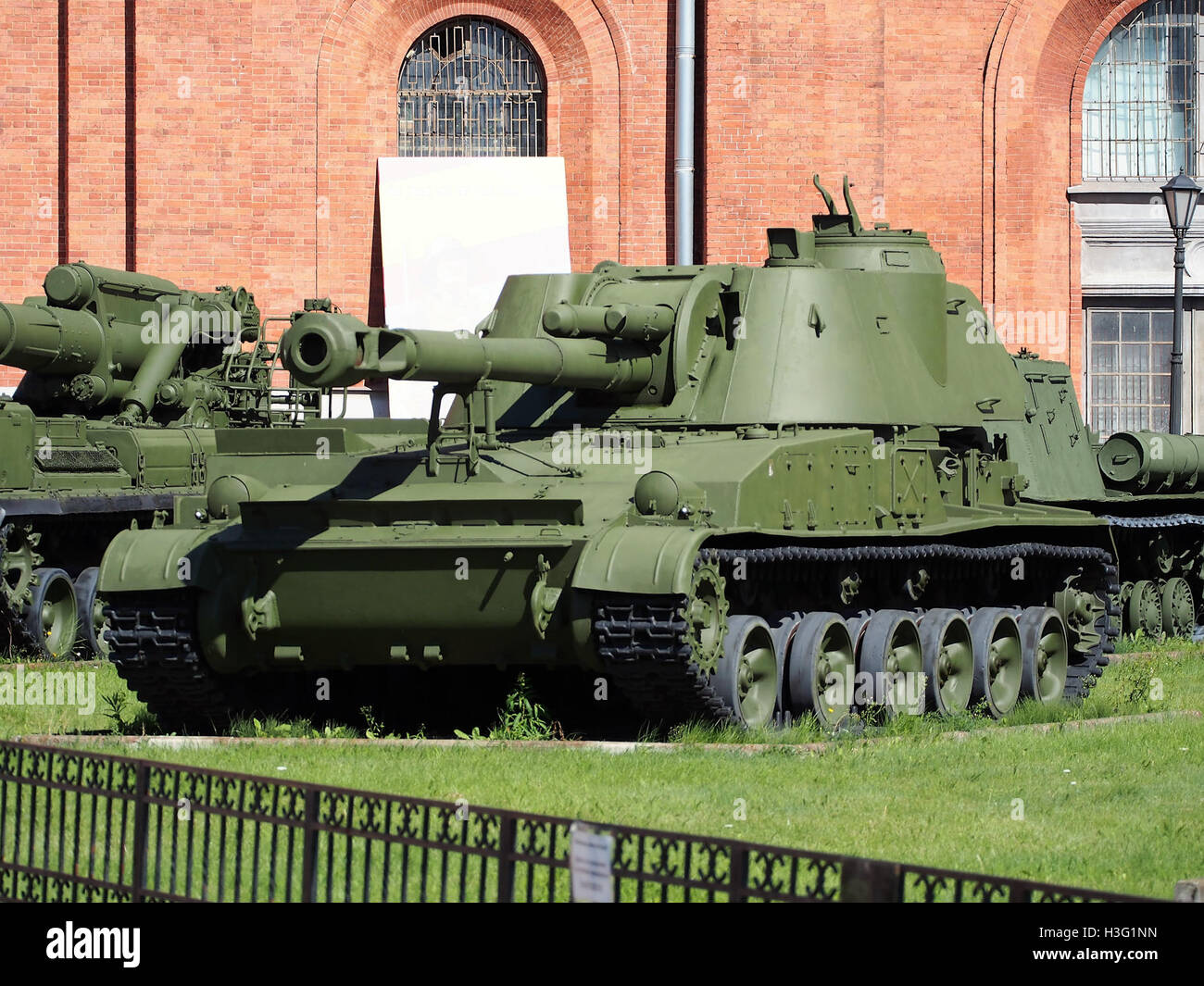 Die selbstfahrende Haubitze 2S1 Gwozdika wird im Artilleriemuseum in Sankt Petersburg ausgestellt. Dieses Artilleriestück aus der Sowjetzeit wurde in verschiedenen Konflikten während der Ära des Kalten Krieges eingesetzt. Stockfoto