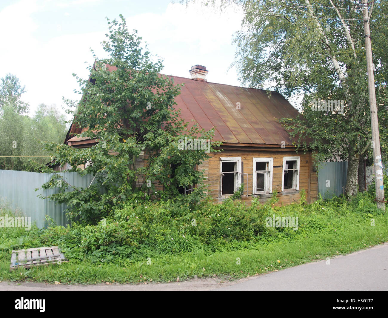 Dieses Bild zeigt einen nicht identifizierten Ort in einer urbanen Umgebung, der möglicherweise eine Straßenszene oder eine Gebäudefassade in einer städtischen Umgebung erfasst. Stockfoto