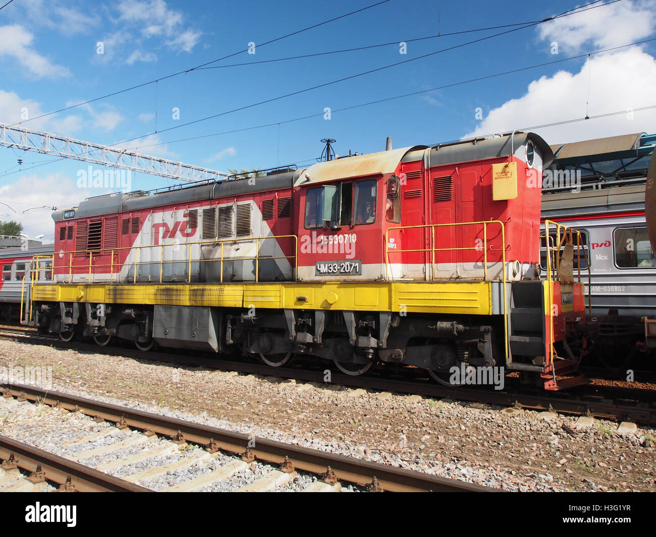 Die ChME3-2071, eine Lokomotive, wird am Bahnhof Monino gesehen und zeigt ihr Design und ihre historische Bedeutung in der russischen Eisenbahngeschichte. Dieser Zugtyp wurde in der Sowjetunion in der Mitte des 20. Jahrhunderts weit verbreitet. Stockfoto