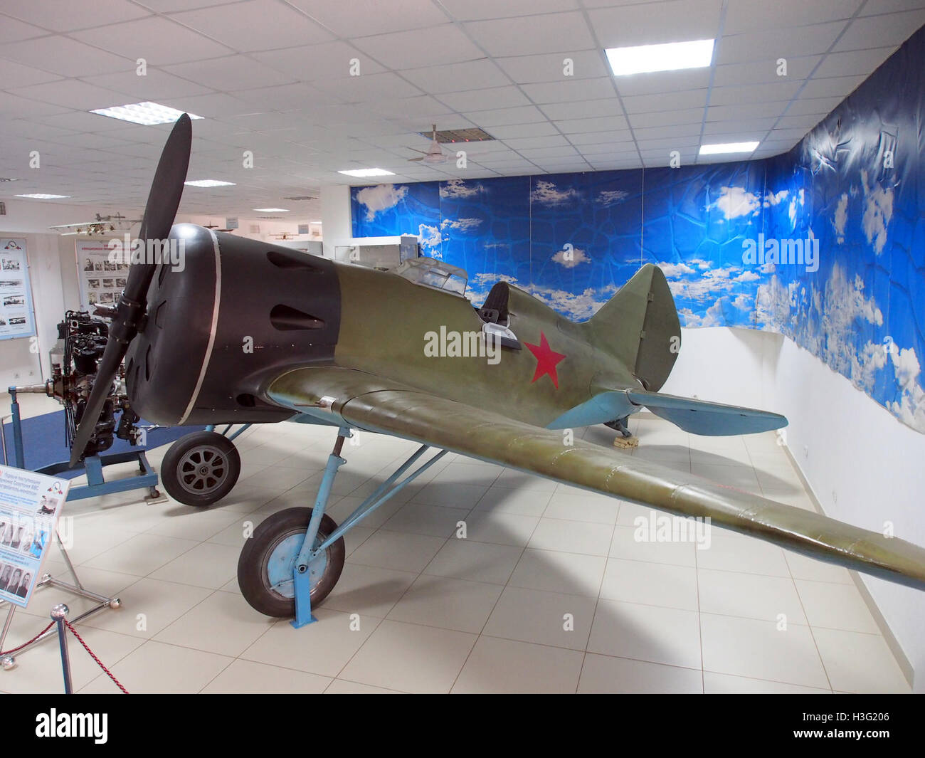 Die Polikarpow I-16, die im Museum der Luftwaffe in Monino ausgestellt wurde, war ein sowjetisches Flugzeug, das während des Spanischen Bürgerkriegs eingesetzt wurde. Bekannt für sein unverwechselbares Design, wurde es zu einem Schlüsselkämpfer in den Luftkämpfen des Zweiten Weltkriegs. Stockfoto