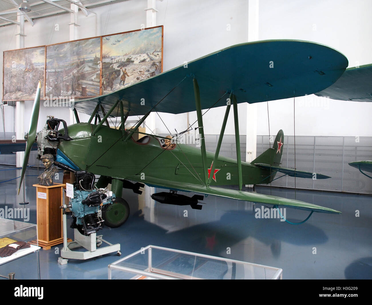 Die Polikarpov Po-2, ein sowjetischer Doppeldecker, wird im Central Air Force Museum in Monino, Russland, ausgestellt und zeigt seine historische Bedeutung. Stockfoto