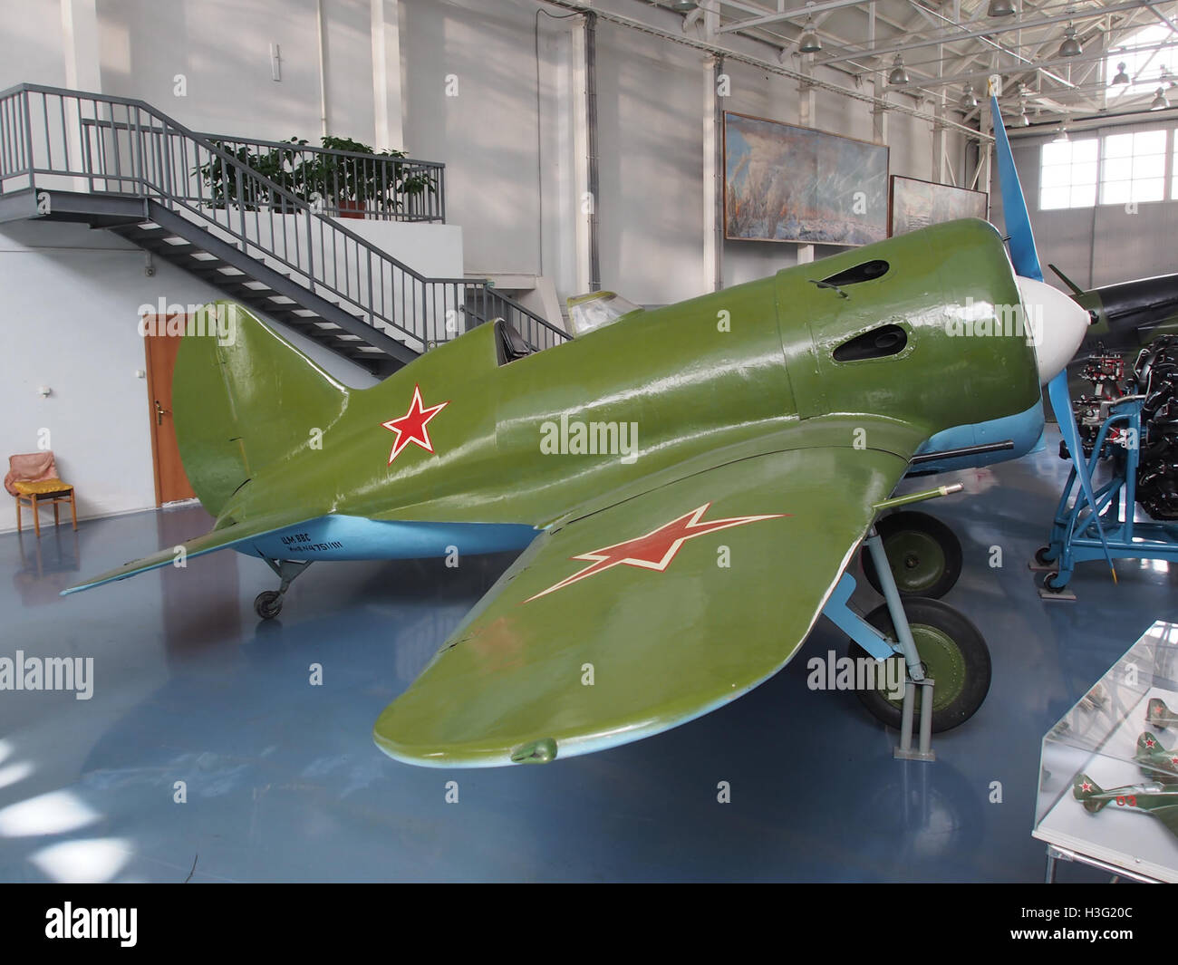 Die Polikarpow I-16, ein sowjetisches Kampfflugzeug aus den 1930er Jahren, ist im Museum der zentralen Luftwaffe in Monino, Russland, ausgestellt. Bekannt für seine Rolle im Spanischen Bürgerkrieg, zeigt dieses Flugzeug frühe sowjetische Luftfahrttechnologie. Stockfoto