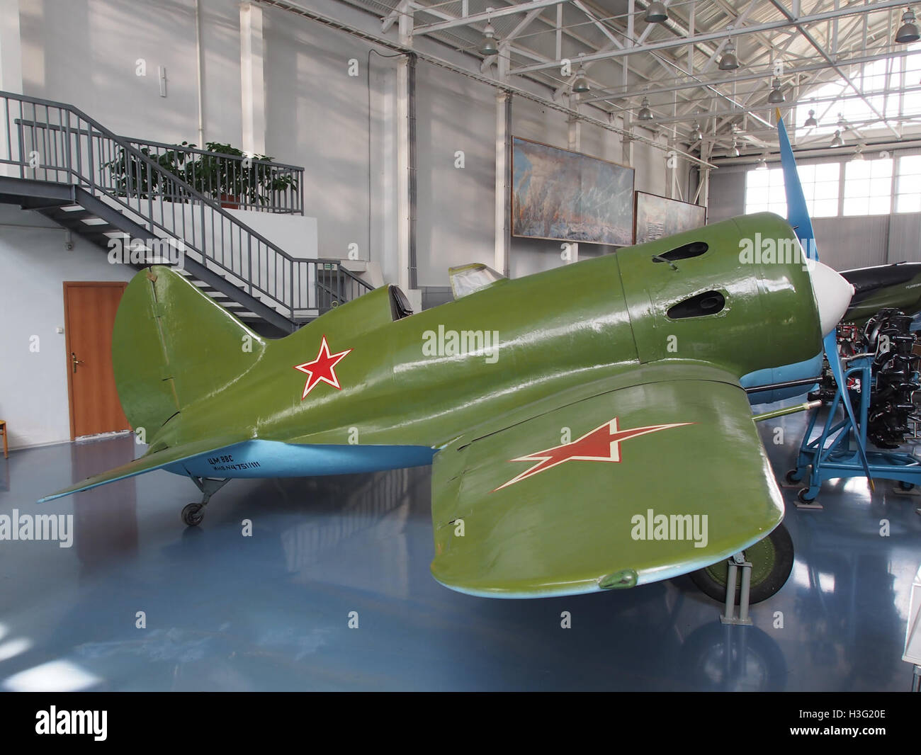 Die Polikarpov I-16, ein ikonisches sowjetisches Kampfflugzeug aus dem Zweiten Weltkrieg, ist im Central Air Force Museum in Monino ausgestellt. Dieses Flugzeug ist bekannt für sein innovatives Design und seine historische Bedeutung während des Krieges. Stockfoto