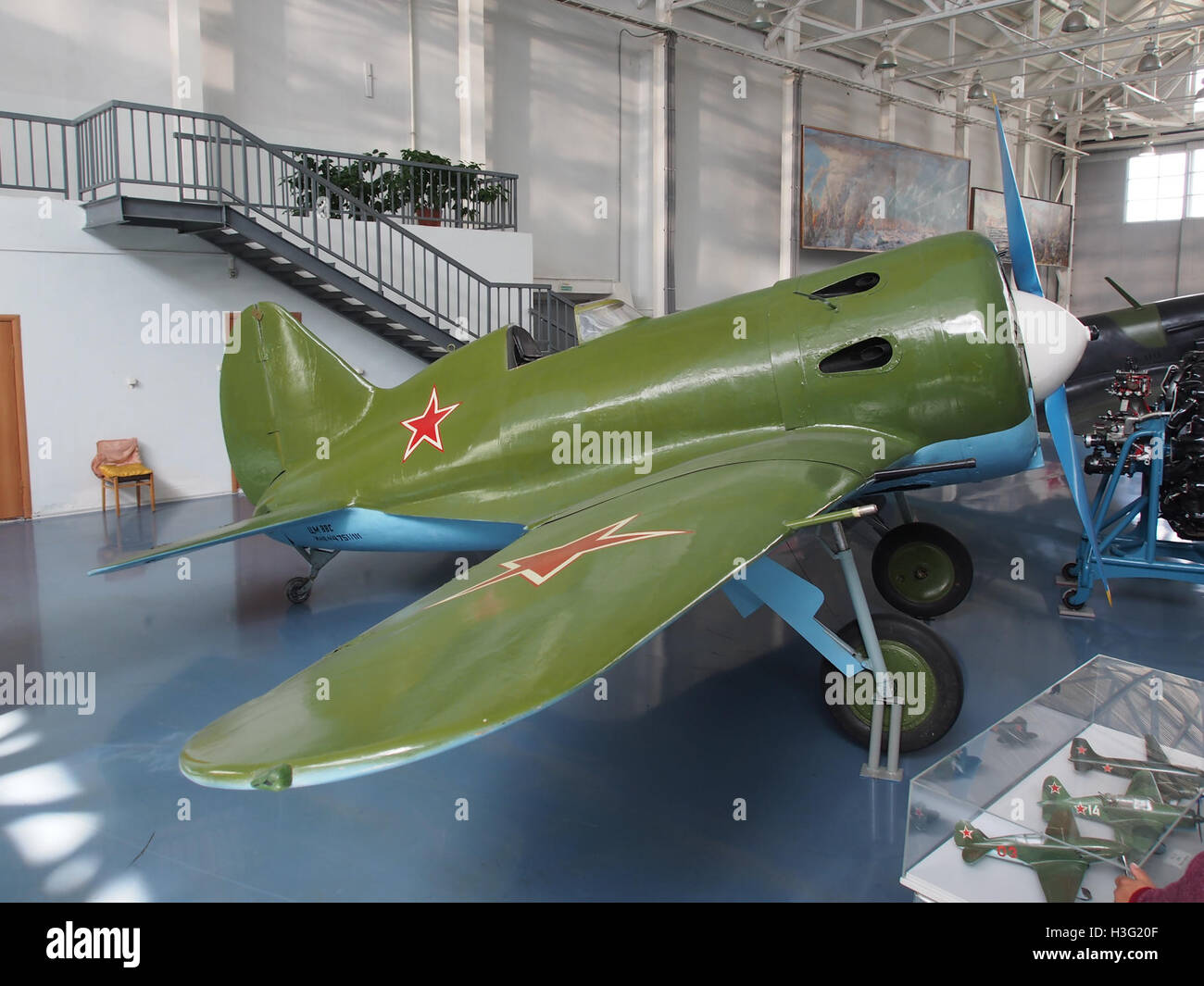 Die Polikarpov I-16 ist ein sowjetisches Eindeckflugzeug, das während des Spanischen Bürgerkriegs und der frühen Phasen des Zweiten Weltkriegs eingesetzt wurde. Diese I-16 ist im Central Air Force Museum in Monino, Russland ausgestellt und zeigt das unverwechselbare Design und die historische Bedeutung des Flugzeugs. Stockfoto