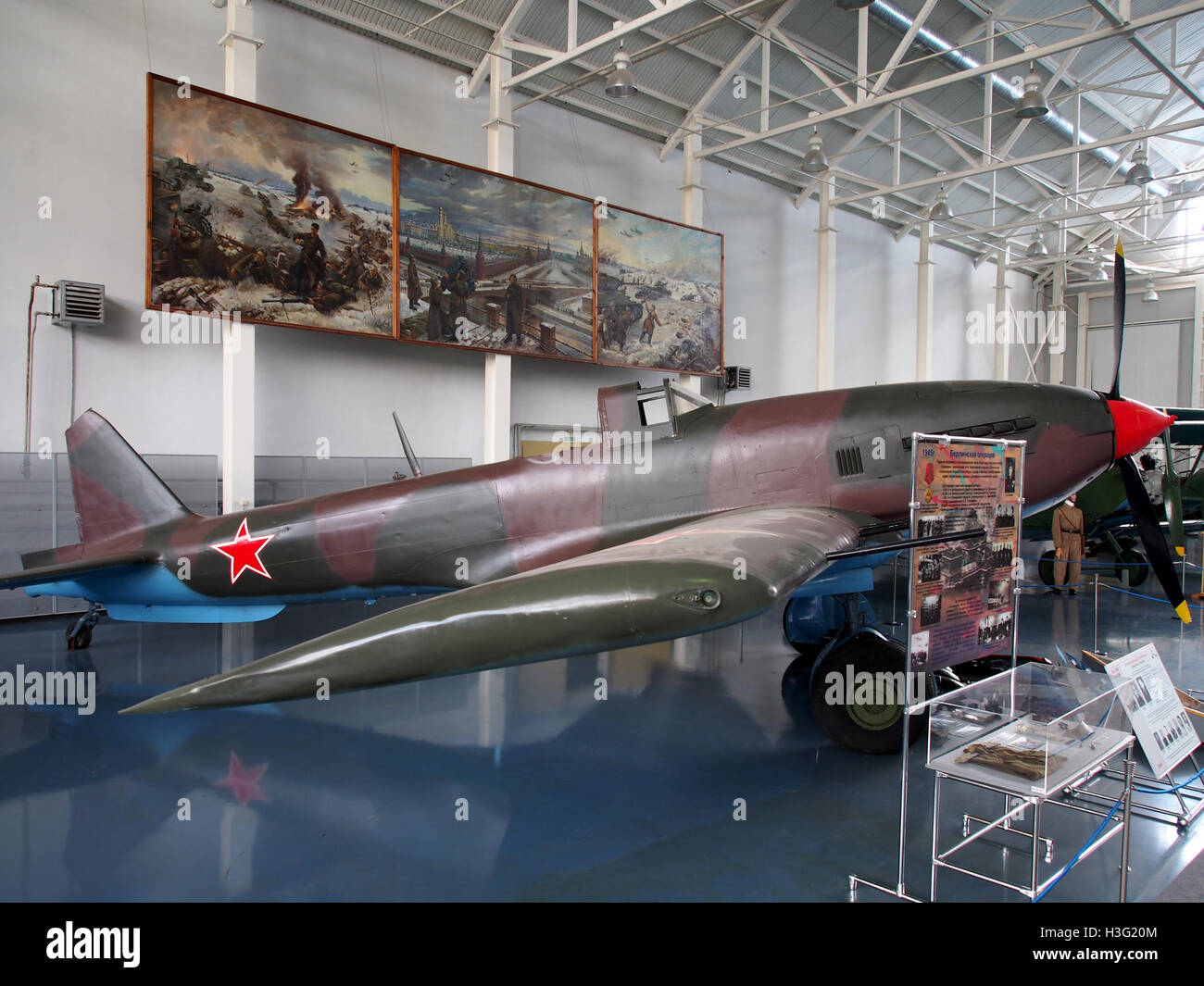 Dieses Bild zeigt einen Jaguar E-Type aus dem Jahr 1969, der 2010 auf dem Nationaal Oldtimer Festival in Zandvoort ausgestellt wurde und das klassische Design und die Automobilgeschichte des Fahrzeugs zeigt. Stockfoto