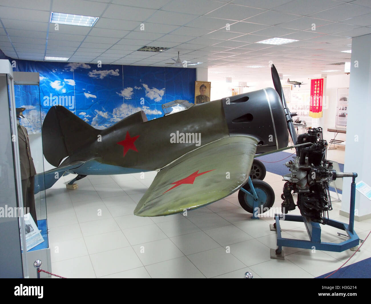 Die Polikarpov I-16, die im Central Air Force Museum in Monino ausgestellt wird, ist ein bedeutendes sowjetisches Kampfflugzeug aus der Zeit des Spanischen Bürgerkriegs. Die I-16 war das erste von der Sowjetunion eingesetzte Monoplane, was einen wichtigen Moment in der Luftfahrtgeschichte darstellt. Stockfoto