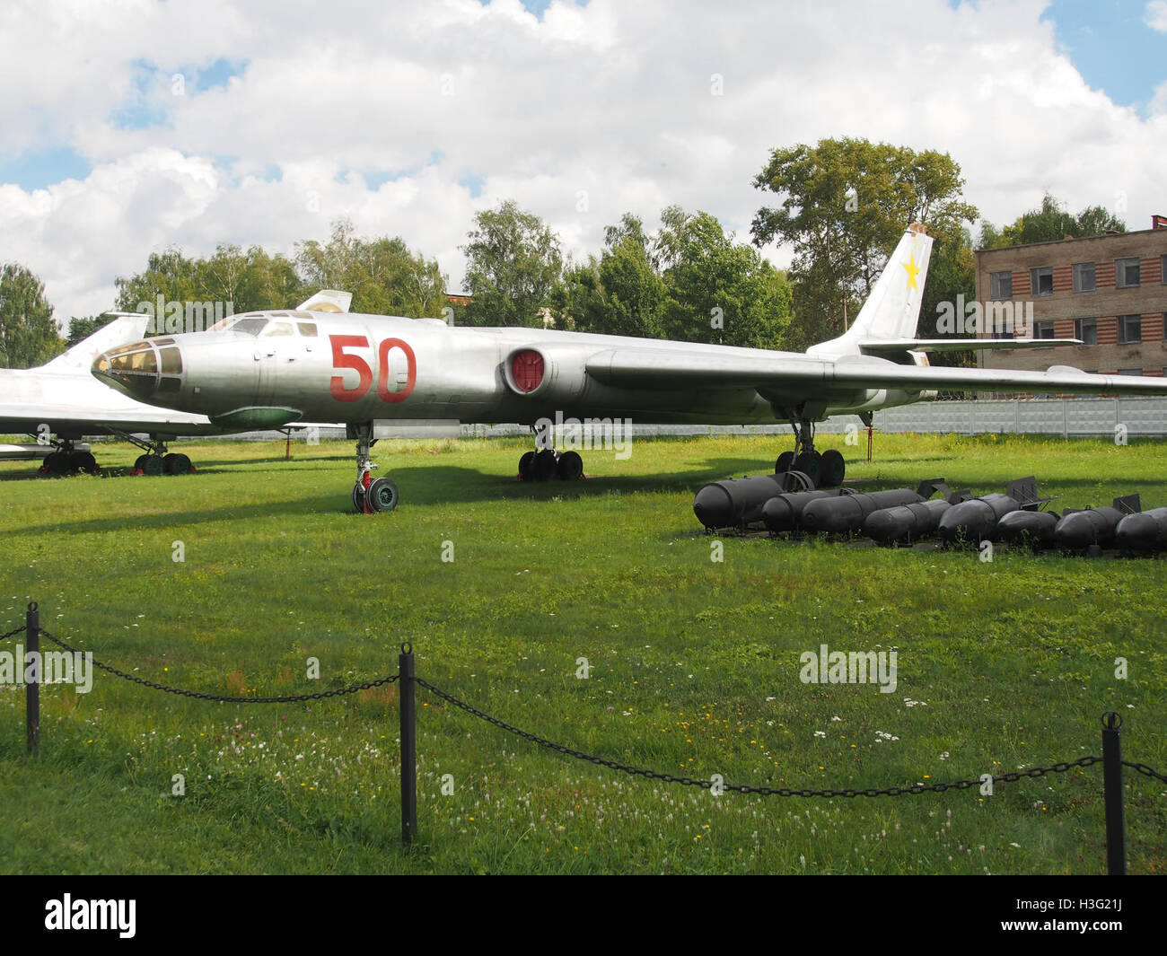 Die Tu-16R, ein sowjetisches Aufklärungsflugzeug, ist im Central Air Force Museum ausgestellt. Das Flugzeug ist bekannt für seine Rolle bei Aufklärungsmissionen des Kalten Krieges und zeigt die technologischen Fortschritte der Sowjetunion Mitte des 20. Jahrhunderts. Stockfoto