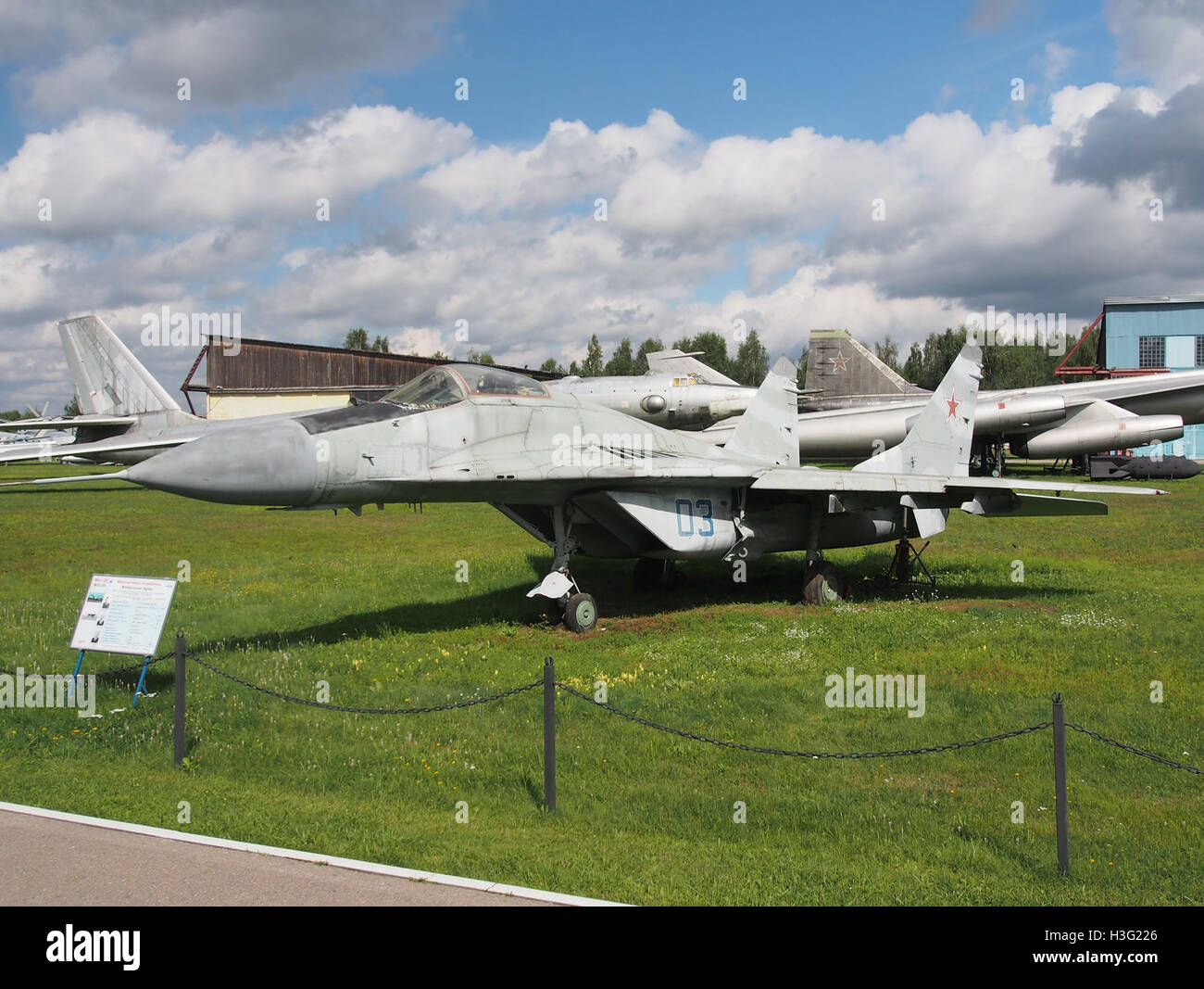 Dieses Bild zeigt die Mikoyan-Gurevich MiG-29, ein vielseitiges Kampfflugzeug aus der sowjetischen Ära, das für seine Agilität und seine Kampffähigkeiten bekannt ist. Sie stellt einen bedeutenden Teil der sowjetischen Militärfluggeschichte dar. Stockfoto