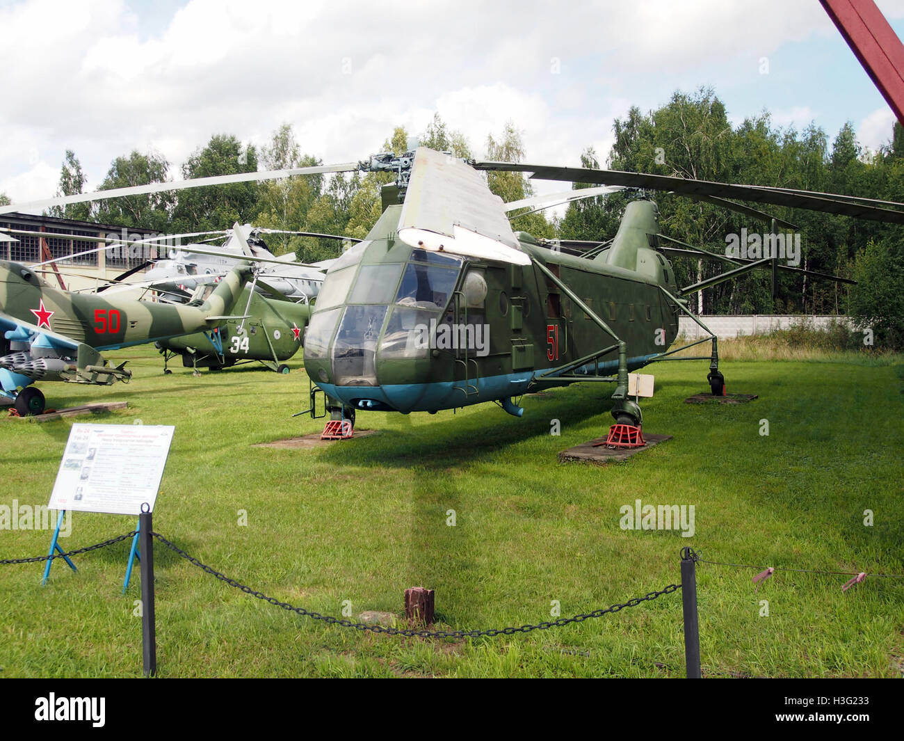 Der Jakowlew Yak-24 ist ein sowjetischer Transporthubschrauber, der im Central Air Force Museum ausgestellt wird. Dieser Hubschrauber, bekannt für sein einzigartiges Design, wurde Mitte des 20. Jahrhunderts hauptsächlich für Truppentransporte und Fracht in der Sowjetunion eingesetzt. Stockfoto