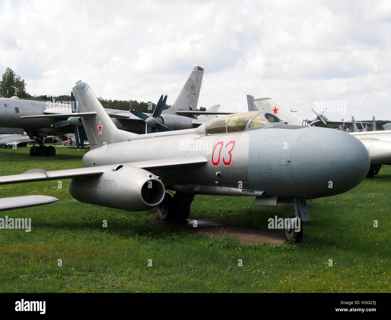 Dieses Bild zeigt die Yak-25M, ein sowjetisches Düsenflugzeug, das im Central Air Force Museum ausgestellt ist. Die Yak-25M, eine Aufklärungsversion der Yak-25, wurde von der Sowjetunion während des Kalten Krieges eingesetzt und diente als wichtiger Teil ihrer Luftverteidigungs- und Überwachungsoperationen. Stockfoto
