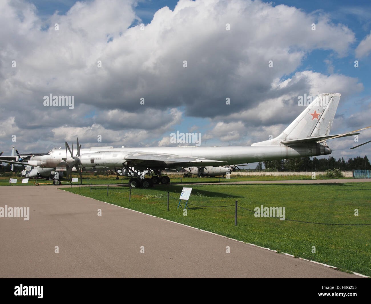 Die Tu-95MS ist ein russischer strategischer Bomber, der im Central Air Force Museum ausgestellt wird. Dieses legendäre Flugzeug, das für seine unverwechselbaren Turboprop-Motoren bekannt ist, ist Teil der russischen Langstreckenbomberflotte und steht für eine bedeutende Luftfahrtgeschichte des Kalten Krieges. Stockfoto