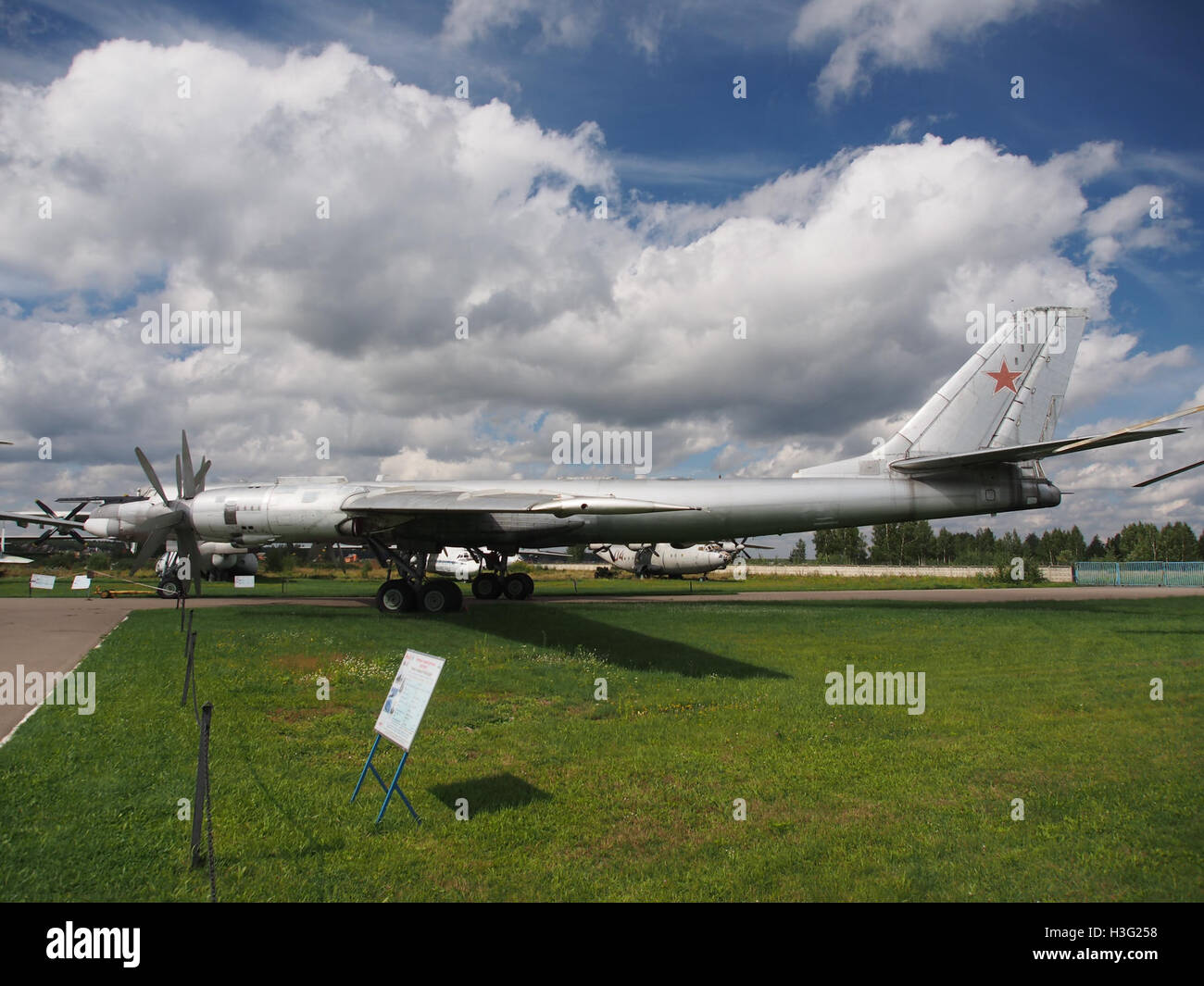 Die Tupolev Tu-95MS, ein russischer strategischer Bomber, ist im Museum der Zentralen Luftwaffe ausgestellt. Das Flugzeug ist bekannt für seine Langstreckenfähigkeiten und seine Rolle in der russischen Verteidigungsstrategie während der Ära des Kalten Krieges. Stockfoto