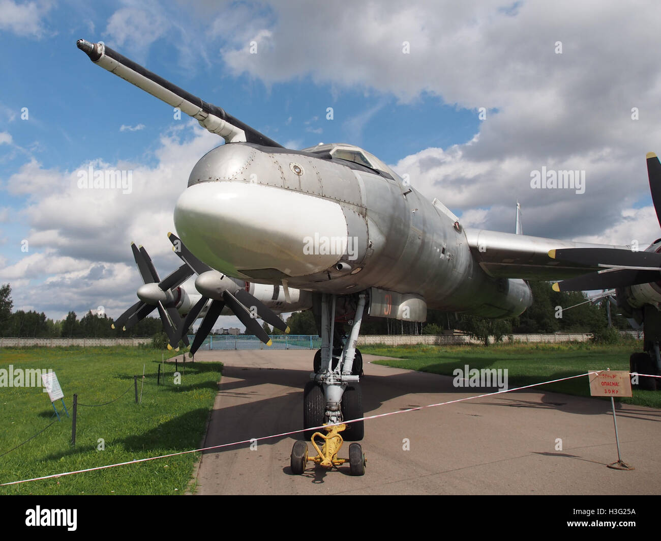 Die Tu-95MS, ein russischer strategischer Bomber, wird im Central Air Force Museum ausgestellt. Die Tu-95MS ist bekannt für ihre unverwechselbaren, rückwärtigen Flügel und Turboprop-Motoren und spielte eine wichtige Rolle bei sowjetischen und russischen Luftwaffenoperationen, insbesondere bei Langstreckenbombeneinsätzen. Stockfoto