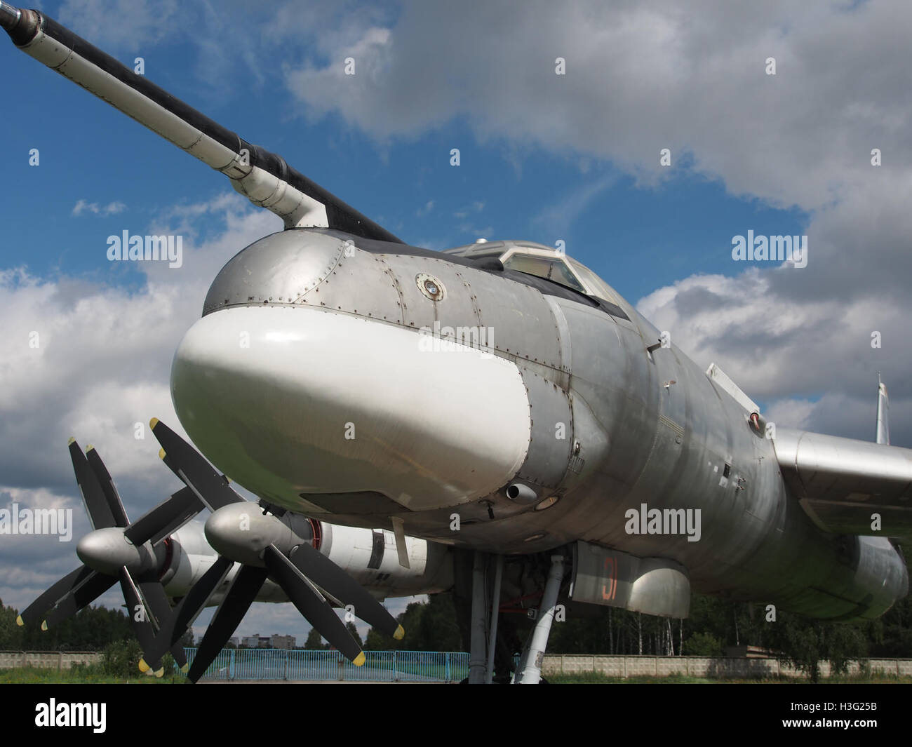 Die Tu-95MS, ein russischer strategischer Bomber, ist im Central Air Force Museum zu sehen. Dieses Flugzeug, bekannt für seine Langstreckenfähigkeiten und seine unverwechselbaren Turboprop-Motoren, spielte eine entscheidende Rolle bei sowjetischen Militäroperationen während des Kalten Krieges. Stockfoto