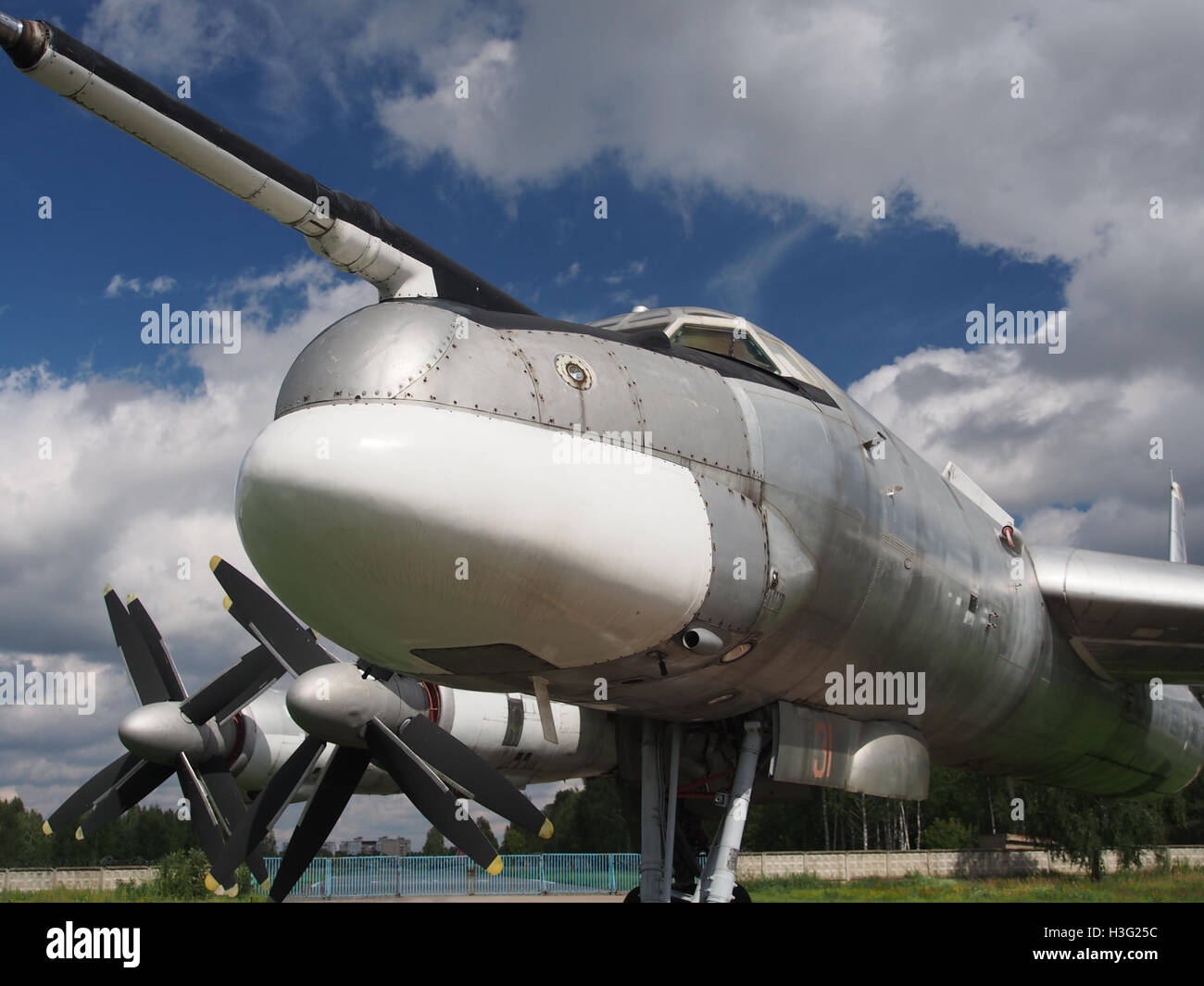Die Tu-95MS, ein strategischer Bomber aus der Sowjetzeit, ist im Central Air Force Museum ausgestellt. Dieses Flugzeug, das für seine charakteristischen Turboprop-Motoren bekannt ist, stellt ein wichtiges Stück der Luftfahrt- und Militärgeschichte dar. Stockfoto