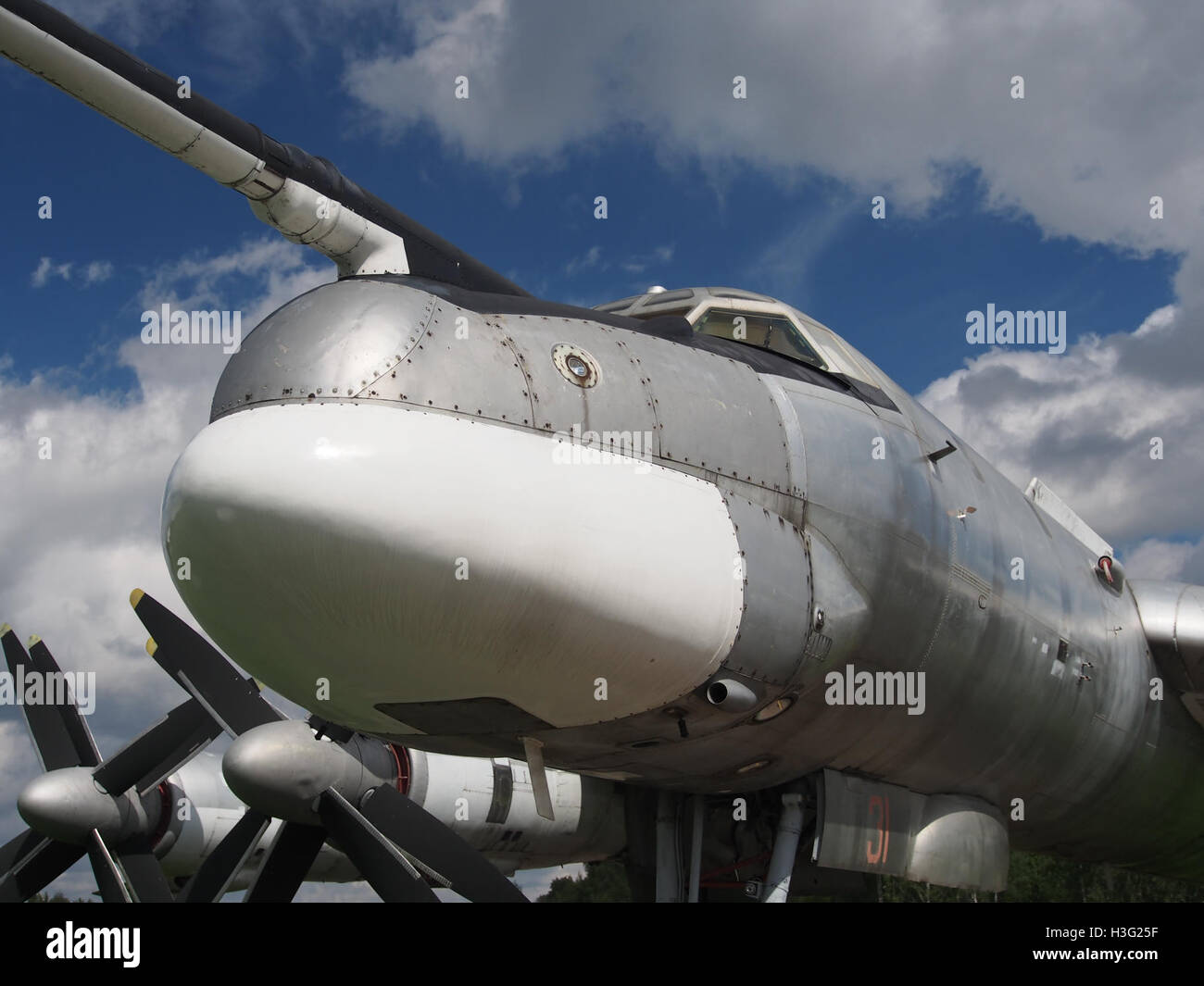 Die Tu-95MS, ein russischer strategischer Bomber, wird im Central Air Force Museum ausgestellt und zeigt sein unverwechselbares Turboprop-Design und seine bedeutende Rolle in der Geschichte der militärischen Luftfahrt. Stockfoto