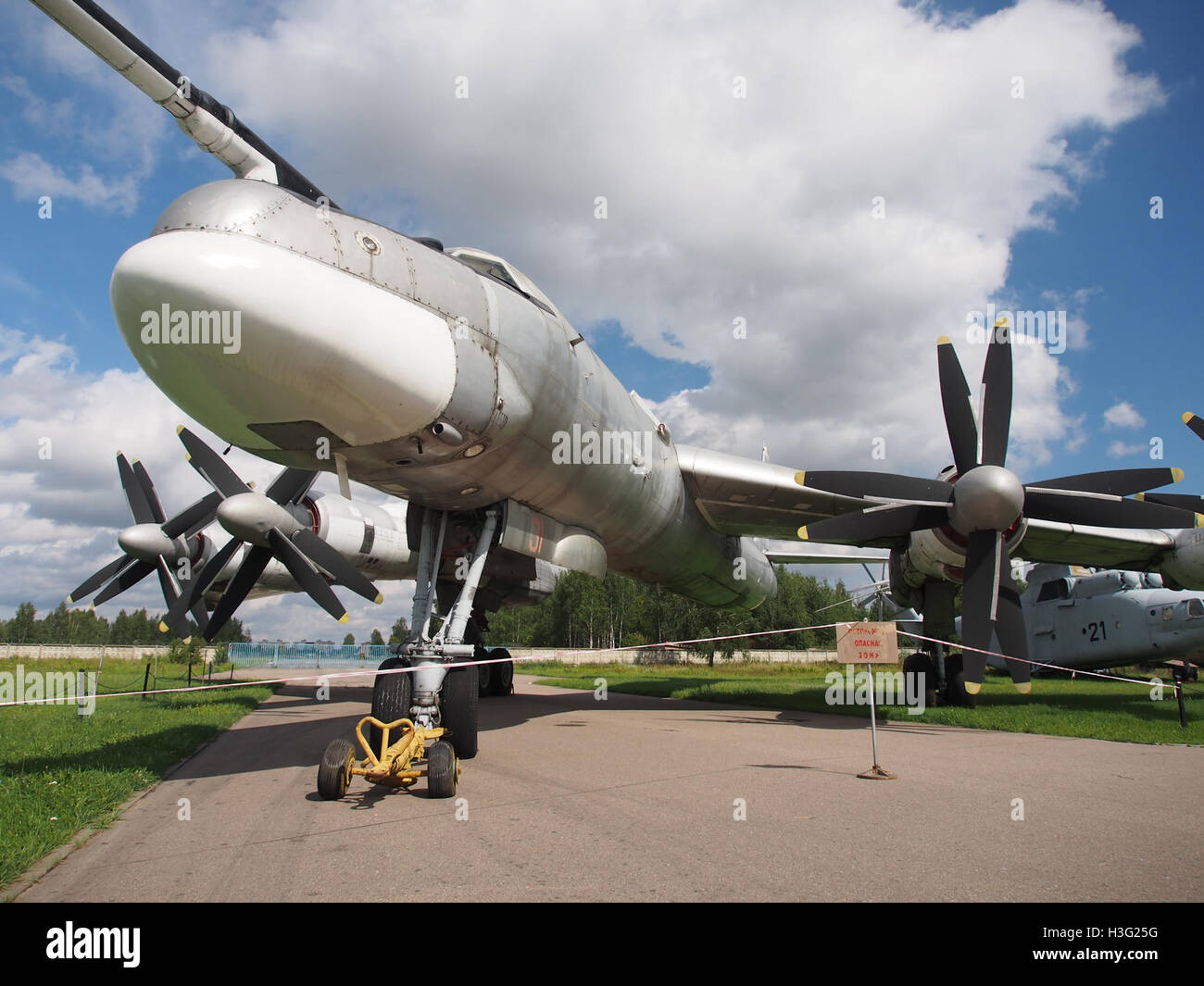 Die Tu-95MS, ein russischer strategischer Bomber, wird im Central Air Force Museum ausgestellt. Dieses Flugzeug ist bekannt für seine Langstreckenfähigkeiten und war ein wichtiger Bestandteil der sowjetischen Luftstreitkräfte, die heute noch im russischen Militär eingesetzt wurden. Stockfoto