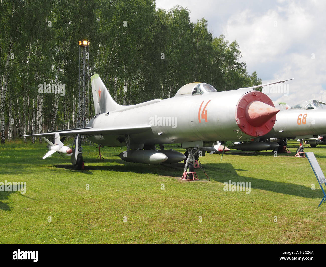 Dieses Foto zeigt den Su-11, einen Abfangjet aus sowjetischer Zeit, der im Central Air Force Museum in Monino, Russland, ausgestellt wurde. Das Flugzeug spiegelt die militärische Luftfahrtgeschichte der Sowjetunion während des Kalten Krieges wider. Stockfoto