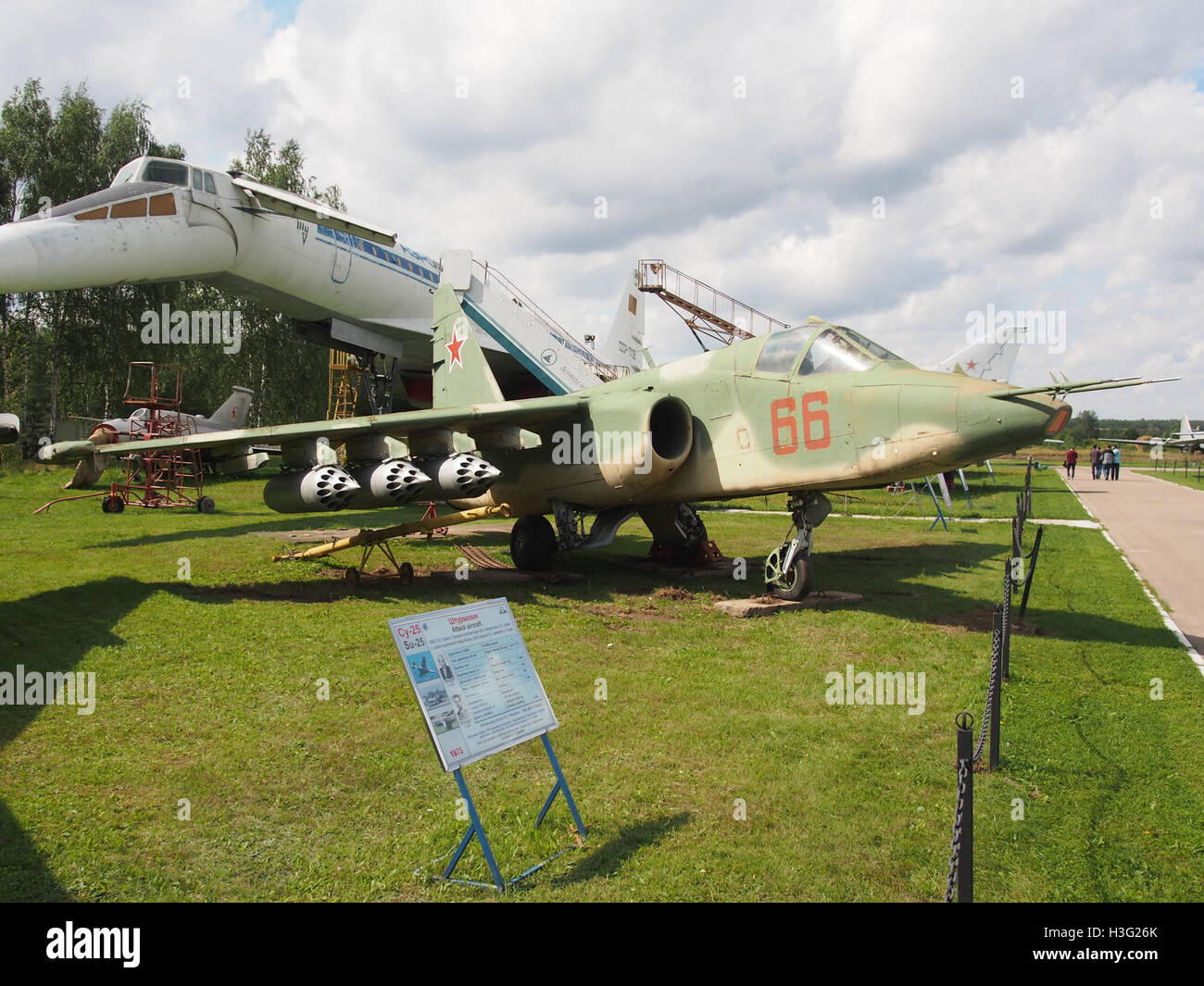 Dieses Bild zeigt eine Sukhoi Su-25, ein sowjetisches Bodenangriffsflugzeug, das im Central Air Force Museum in Monino, Russland, ausgestellt ist. Die Su-25, bekannt für ihre Langlebigkeit und Effektivität im Kampf, ist ein ikonisches Stück der Geschichte der militärischen Luftfahrt. Stockfoto