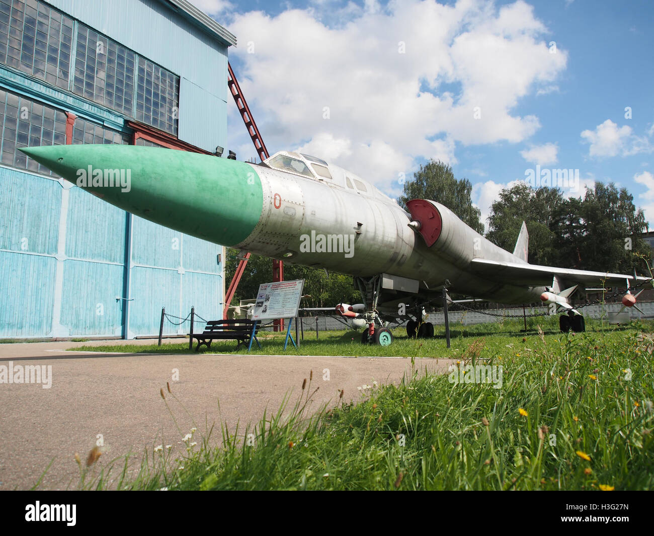 Die Tupolev Tu-128, die im Central Air Force Museum in Monino ausgestellt wird, ist ein sowjetisches Abfangflugzeug. Dieses historische Flugzeug, eines der größten und schnellsten seiner Art, ist ein wichtiger Teil der sowjetischen Militärfluggeschichte. Stockfoto