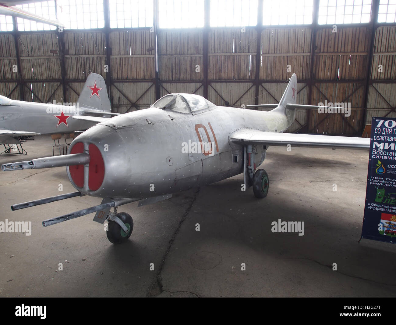 Die MiG-9, ausgestellt im Central Air Force Museum in Monino, Russland, war eines der frühen Düsenflugzeuge, die von der Sowjetunion entwickelt wurden. Dieses frühe Modell trug dazu bei, den Grundstein für die zukünftige sowjetische Jet-Technologie zu legen und wurde Teil der Luftfahrtgeschichte des Kalten Krieges. Stockfoto