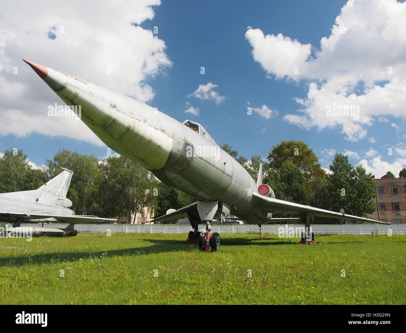 Dieses Foto zeigt ein Tu-22-Bomberflugzeug, speziell die Hecknummer 32, das im Central Air Force Museum ausgestellt ist. Die Tu-22 war ein strategischer Bomber aus der Sowjetzeit, der für Langstreckenoperationen entwickelt wurde. Dieses Flugzeug ist ein bedeutendes Beispiel für die Geschichte der militärischen Luftfahrt im Kalten Krieg. Stockfoto